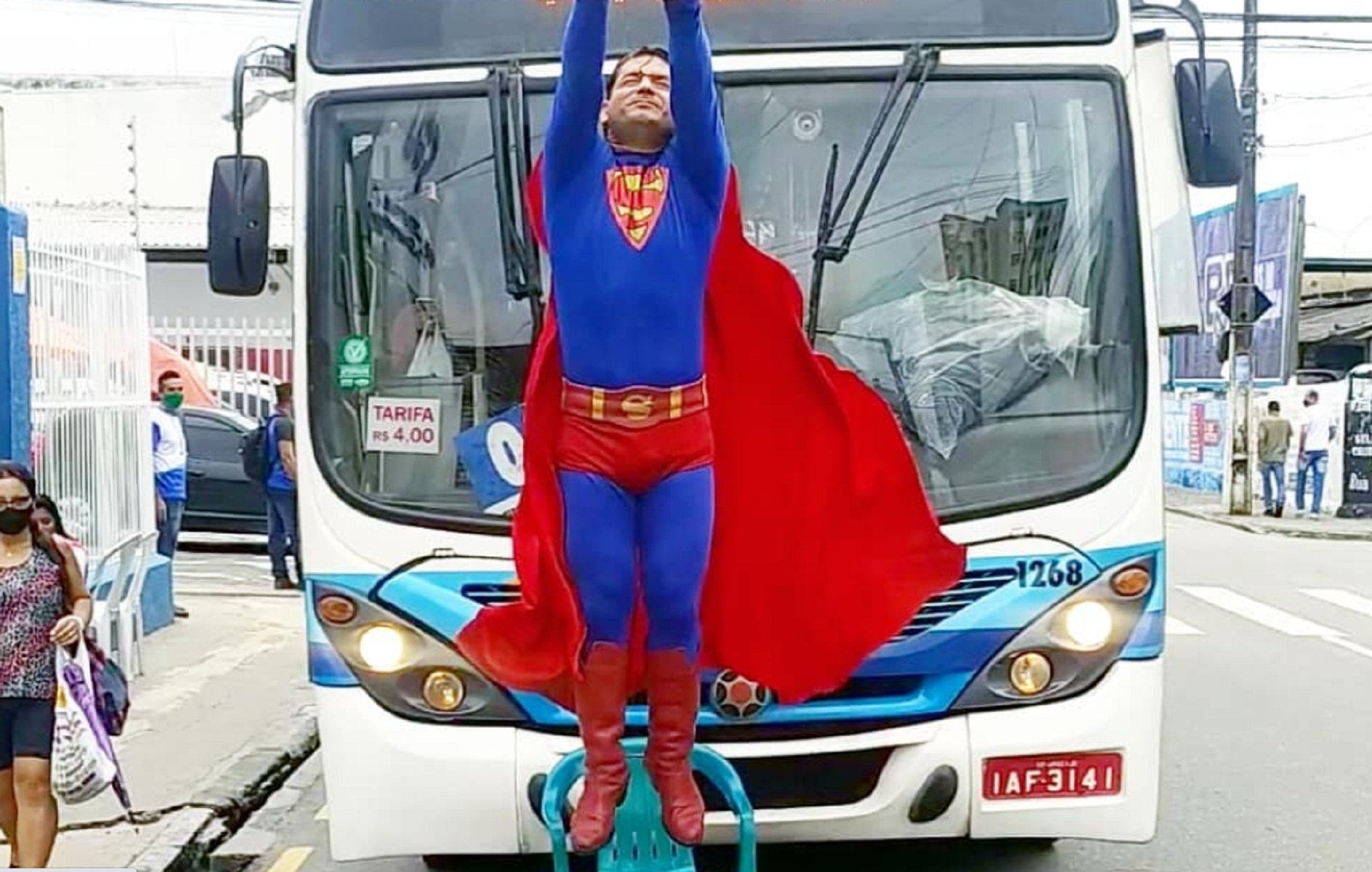Un Superman amateur xoca contra un autobús en marxa: "Ara sí que soc d'acer"