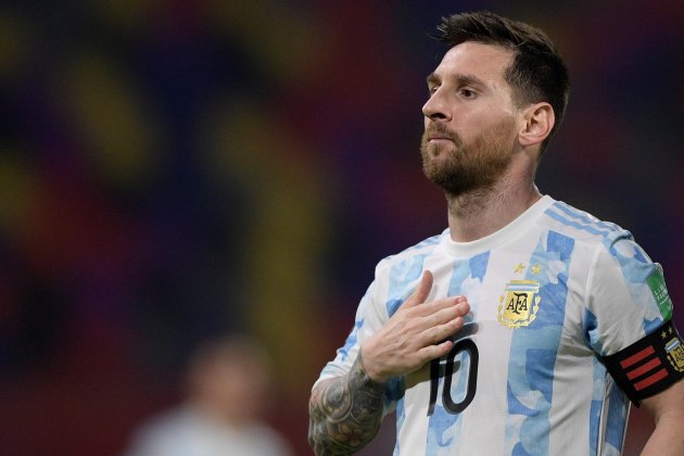 Leo Messi pecho Argentina EFE
