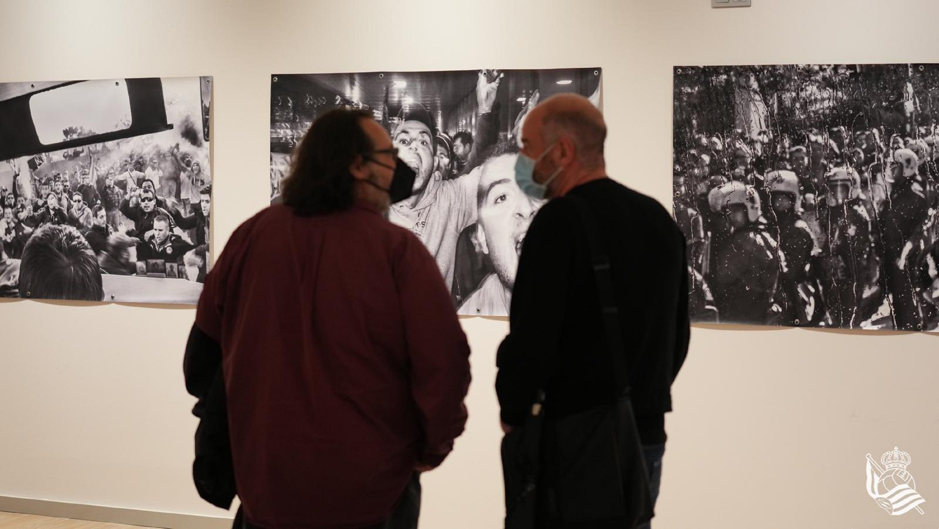 Dos personas comentando / Real Sociedad