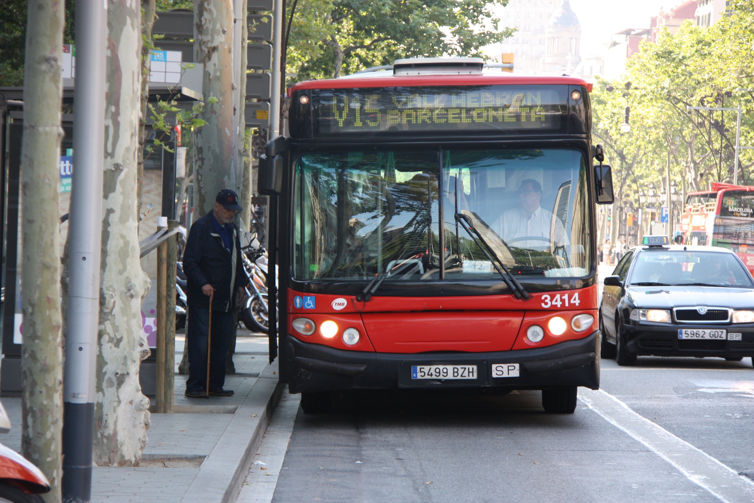 Vecinos del Turó de la Rovira denuncian que los turistas suben al bus sin pagar