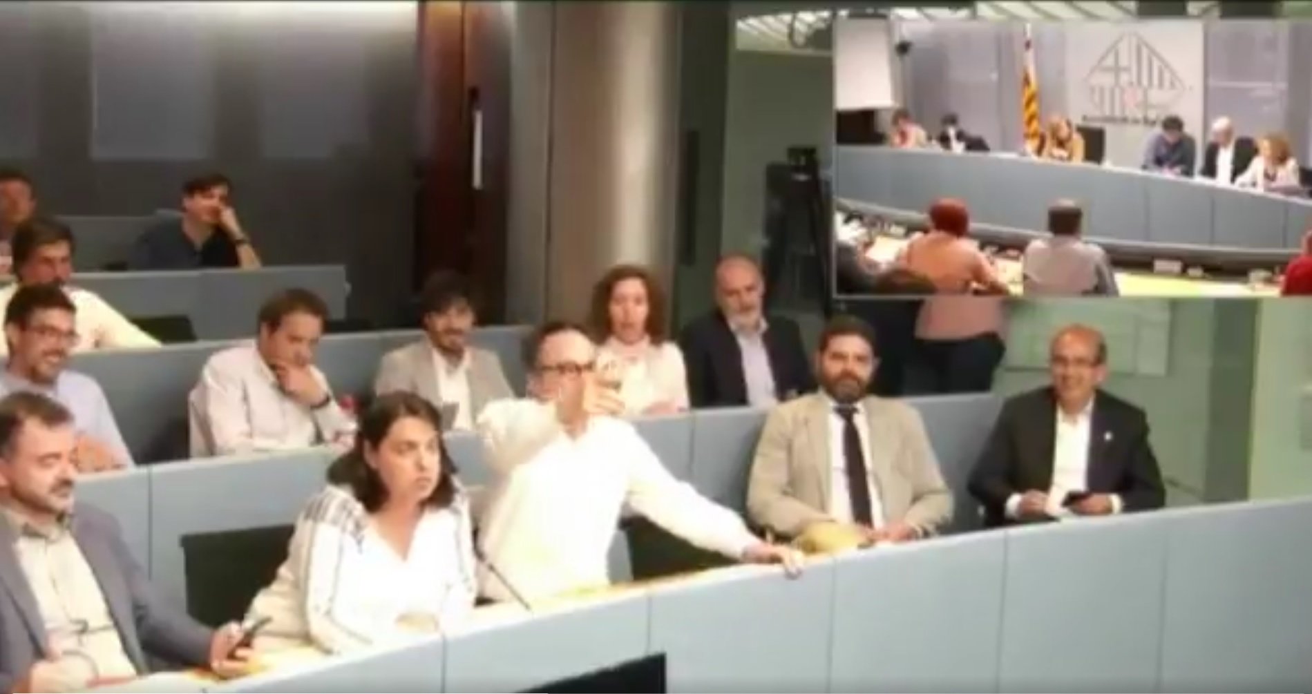 Desaire de Pisarello a Recasens: "Siga hablando que yo estoy haciendo otras cosas"