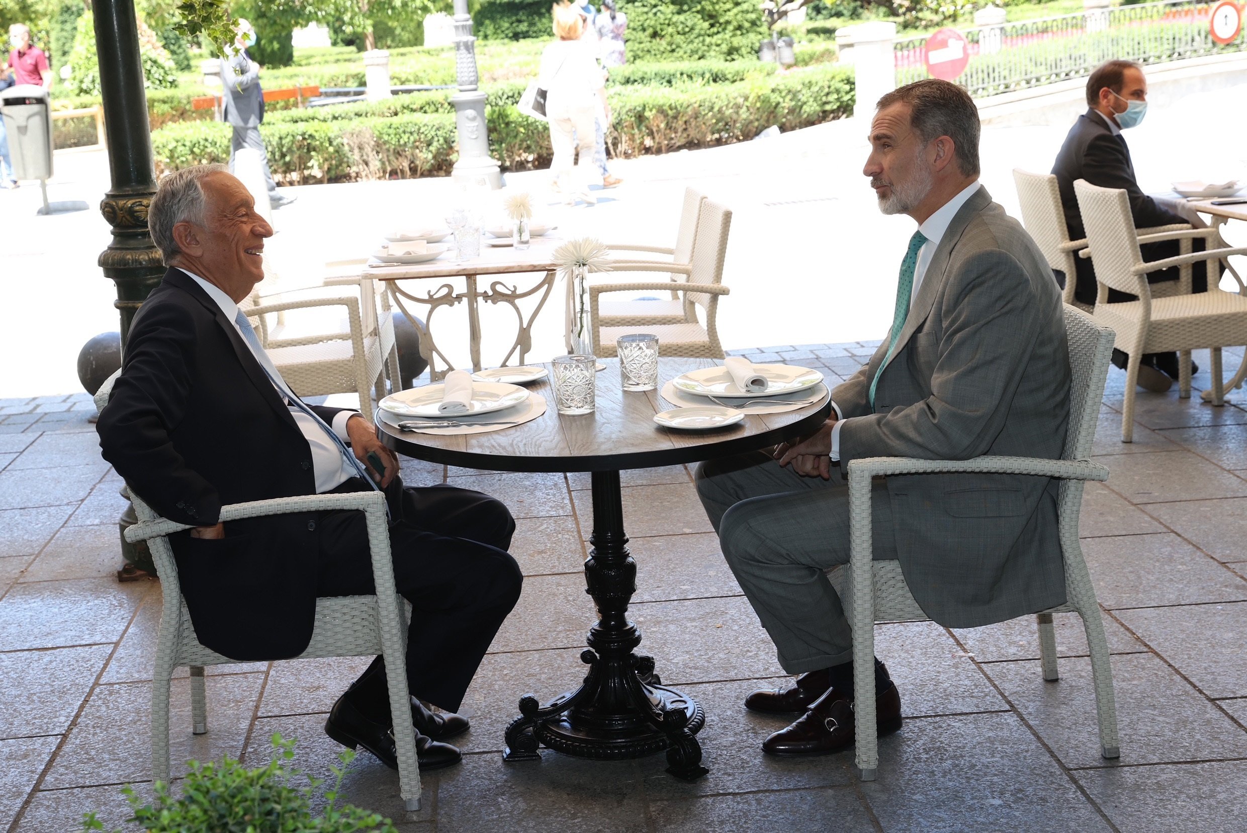 Guiño de Felipe VI a Ayuso en una comida con el presidente portugués