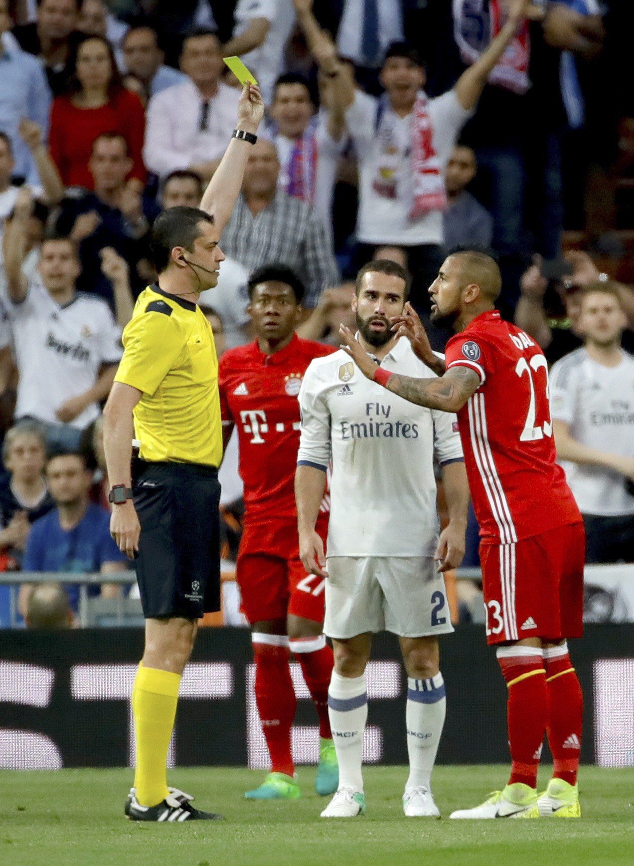 Thiago, Lewandowski y Vidal asaltan el vestuario del árbitro