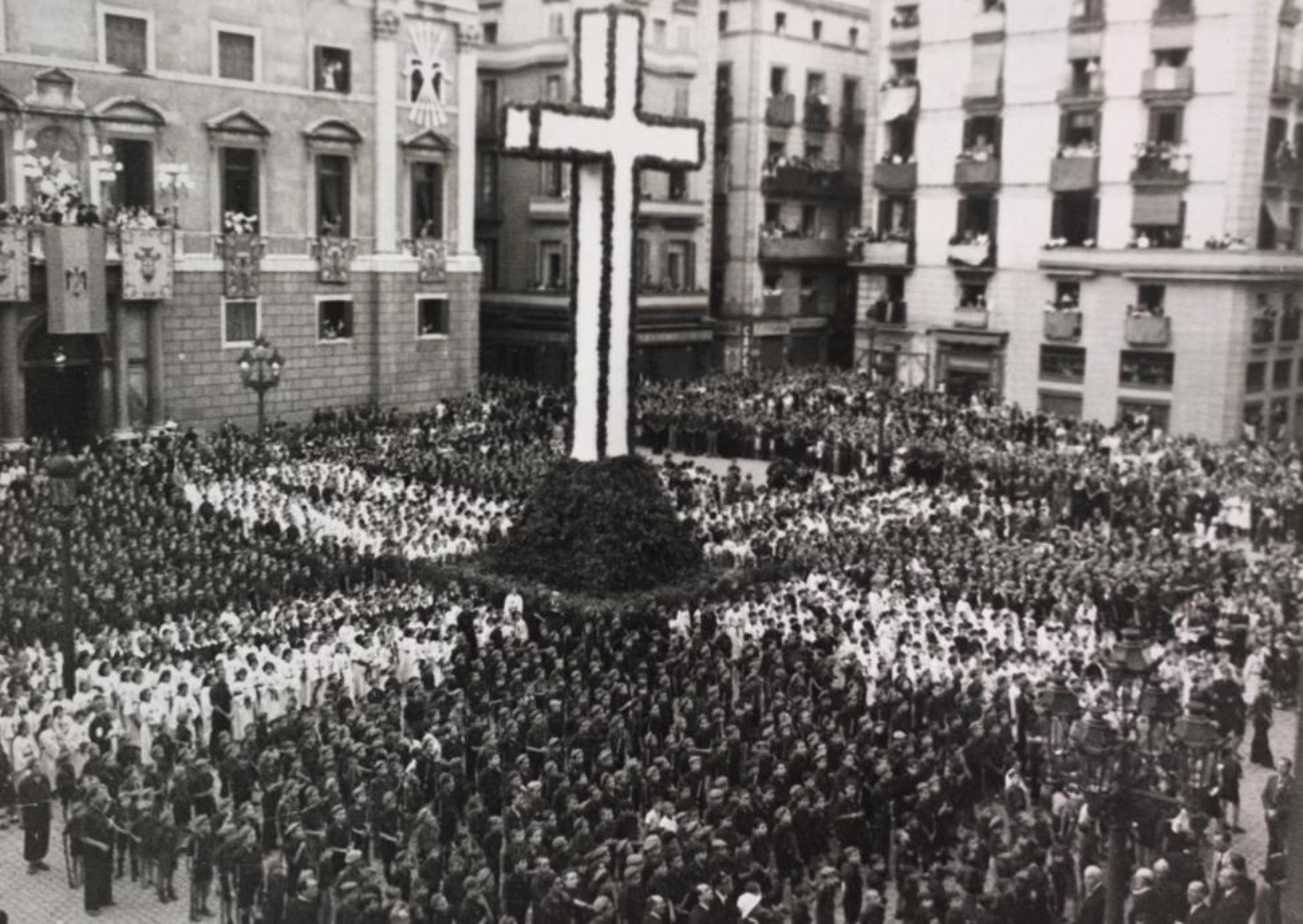 Pasean los líderes de las juventudes fascistas italianas por Barcelona
