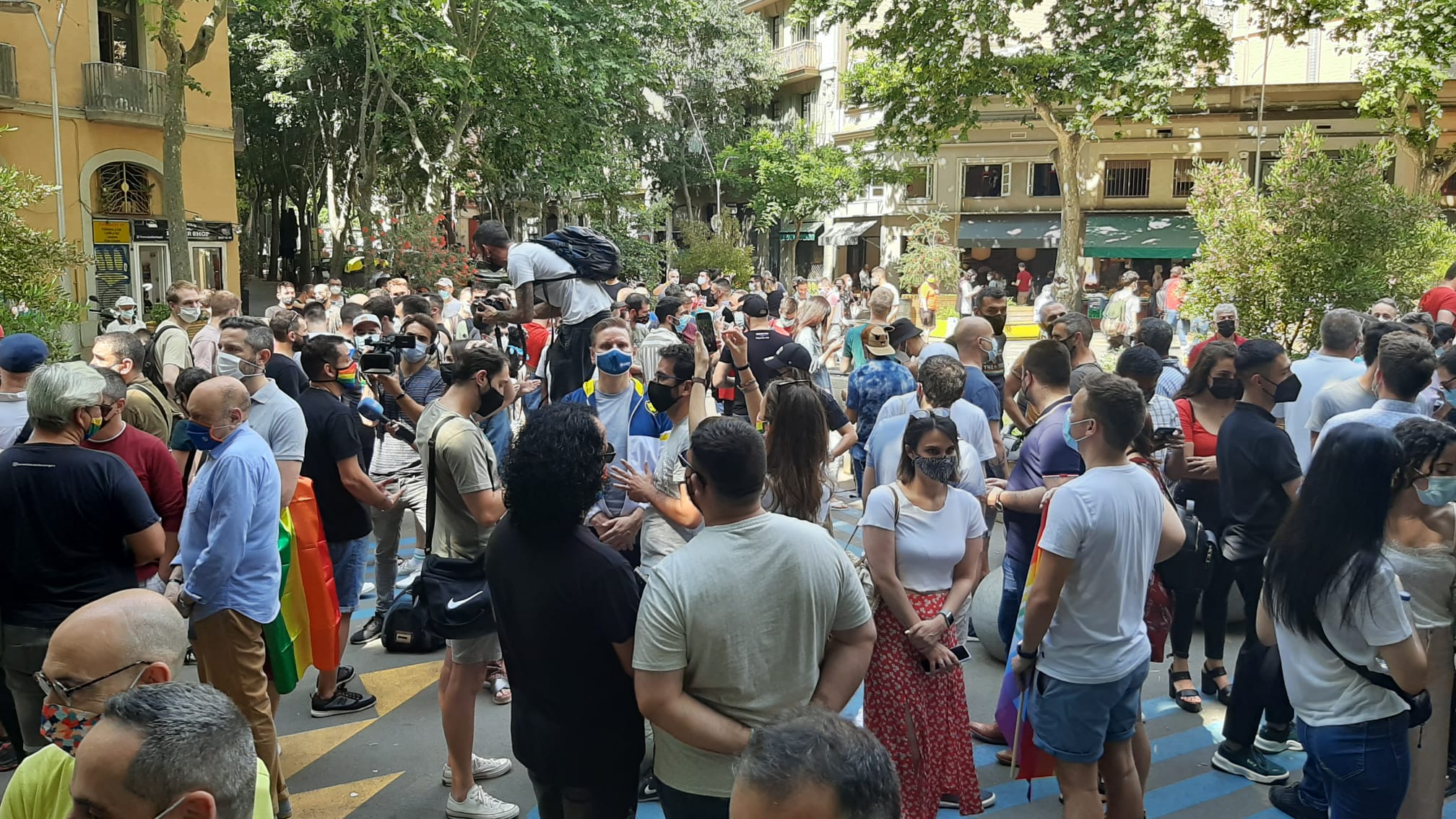 Més d'un centenar de persones es manifesten contra les agressions LGTBI-fòbiques