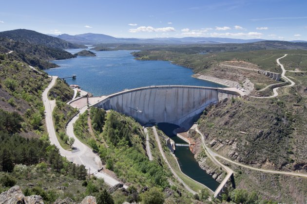 embassament atazar canal isabel wikimedia