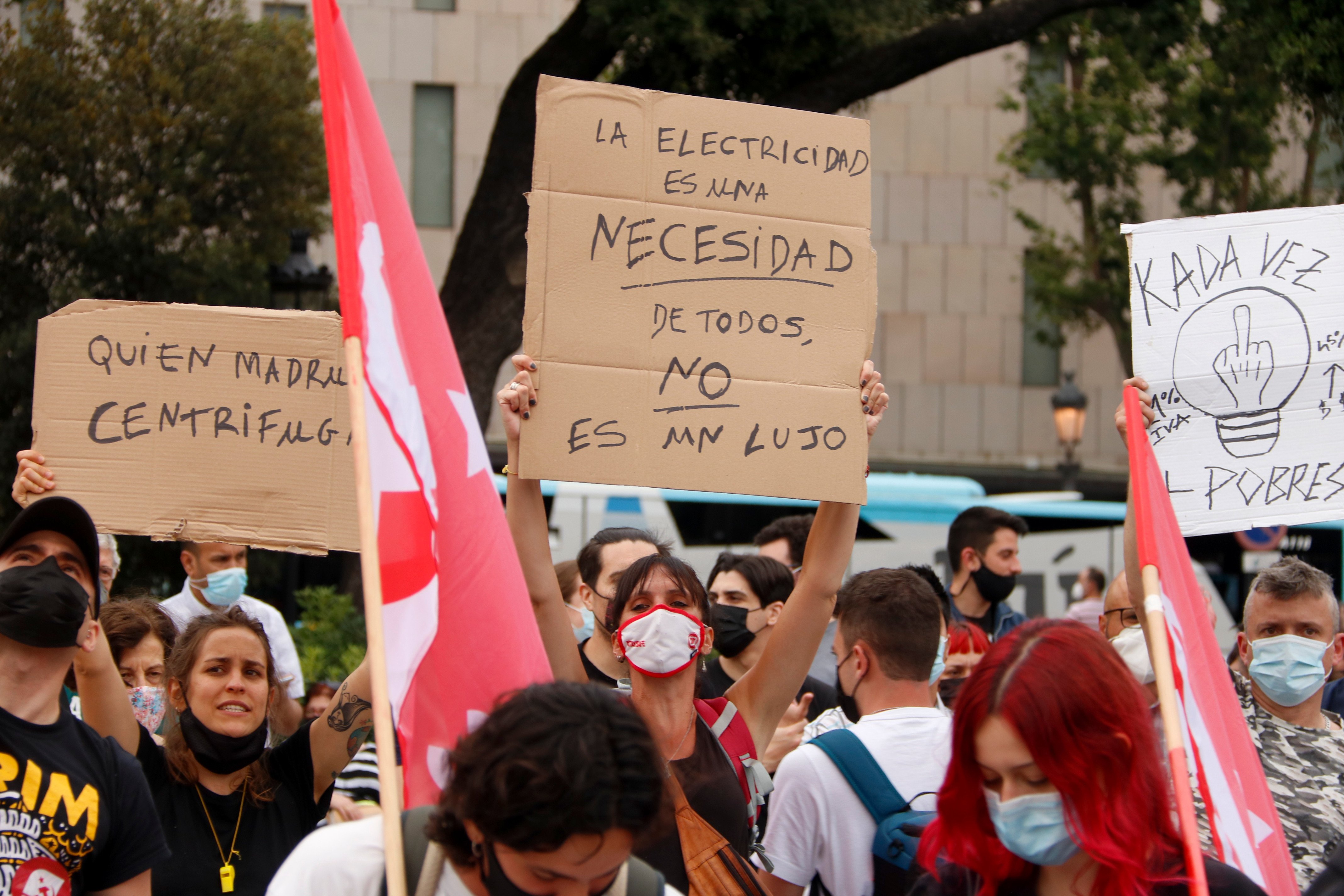 Unas 300 personas se manifiestan en Barcelona contra las nuevas tarifas de la luz