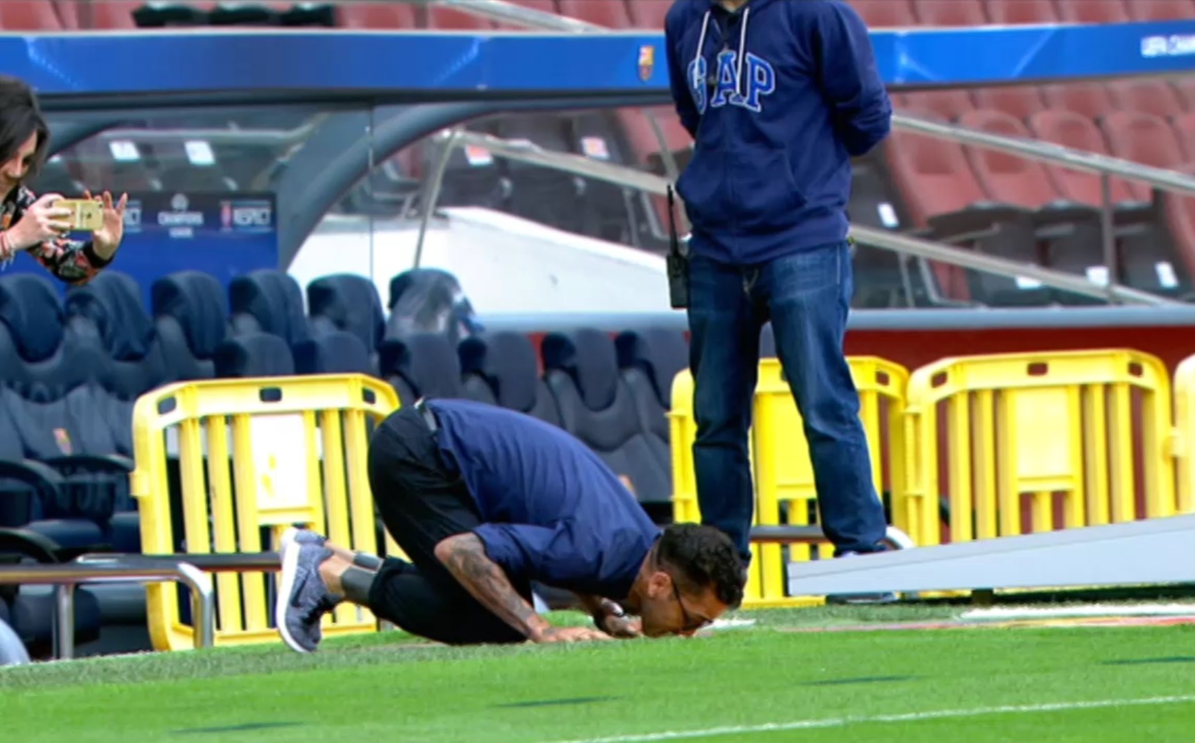 L'emotiu retrobament de Dani Alves amb el Camp Nou