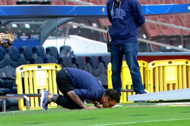 Dani Alves beso escudo Barça Captura pantalla