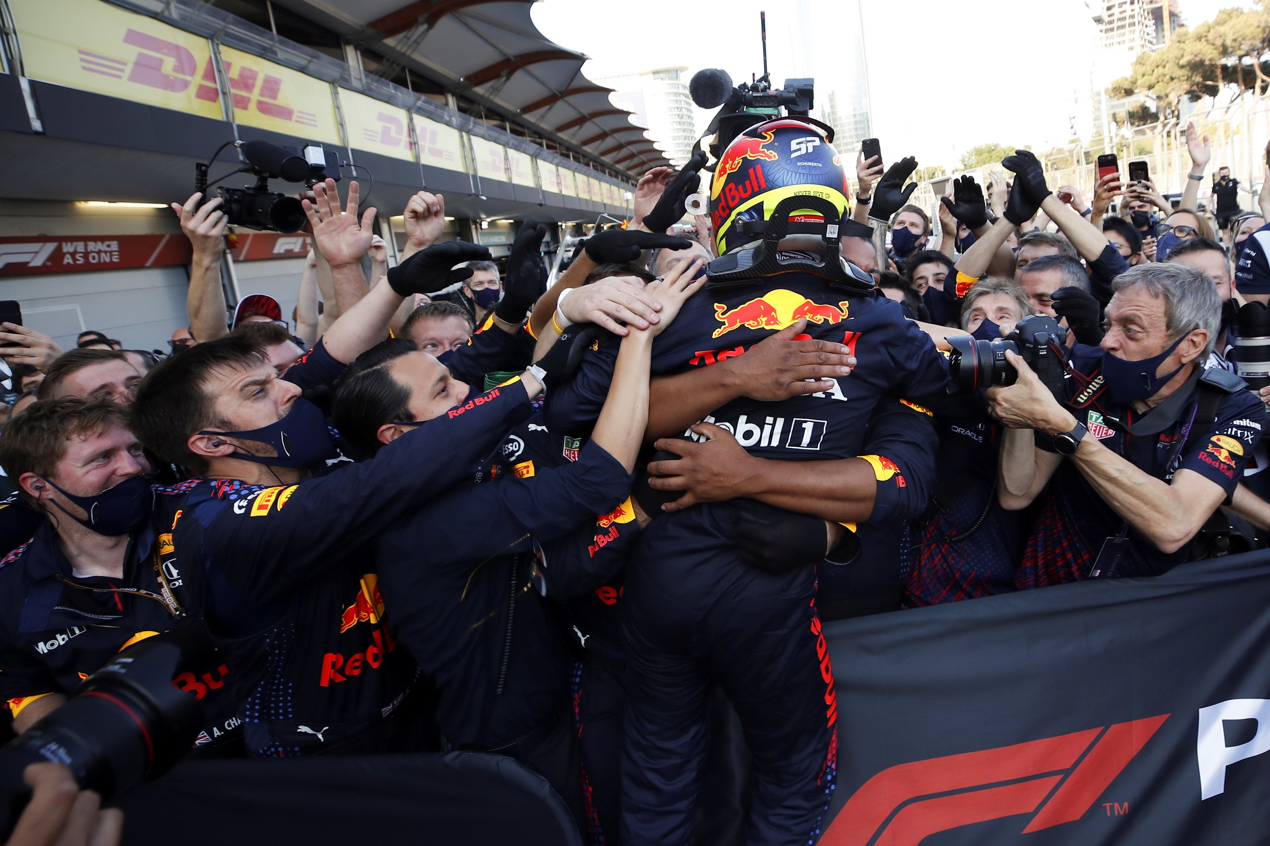 Sergio Pérez reina en la loca carrera de Bakú y Alonso sorprende