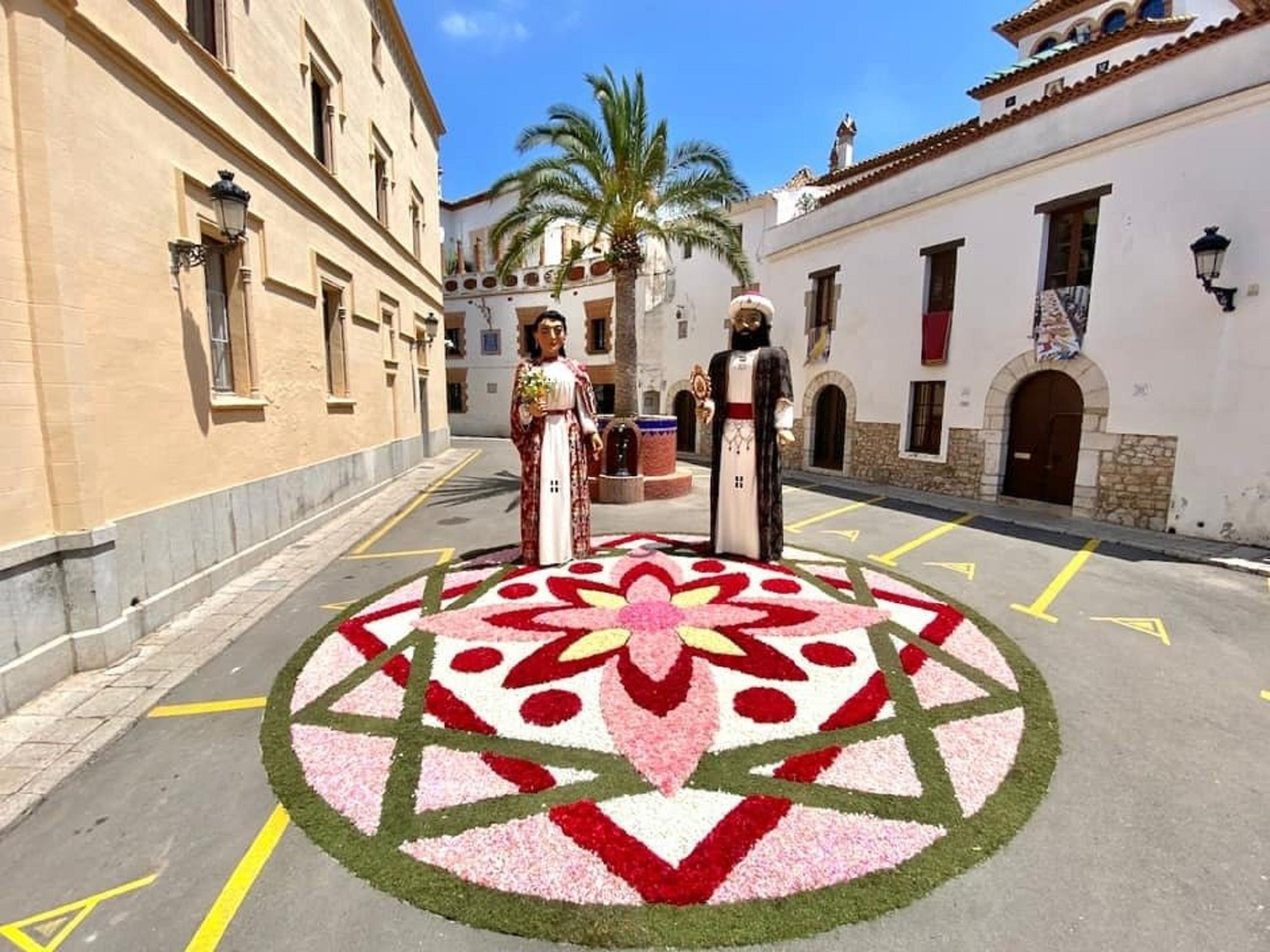 Alfombras de flores adornan Sitges por el Corpus