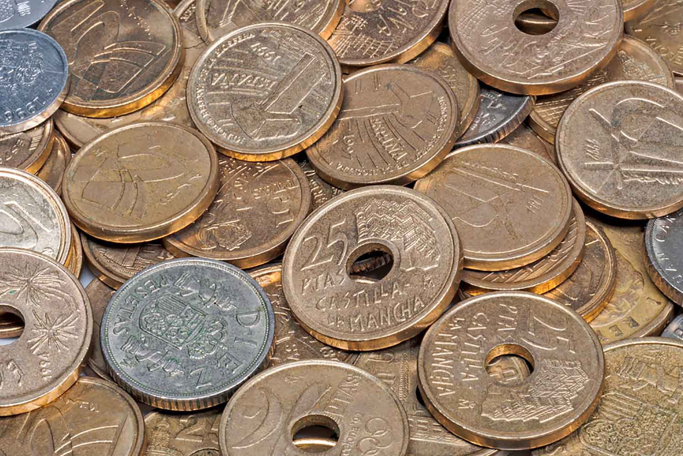 Un hombre acumula 3 toneladas de monedas de pesetas y se niega a cambiarlas