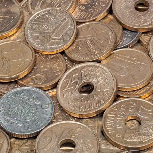 Un hombre acumula 3 toneladas de monedas de pesetas y se niega a cambiarlas
