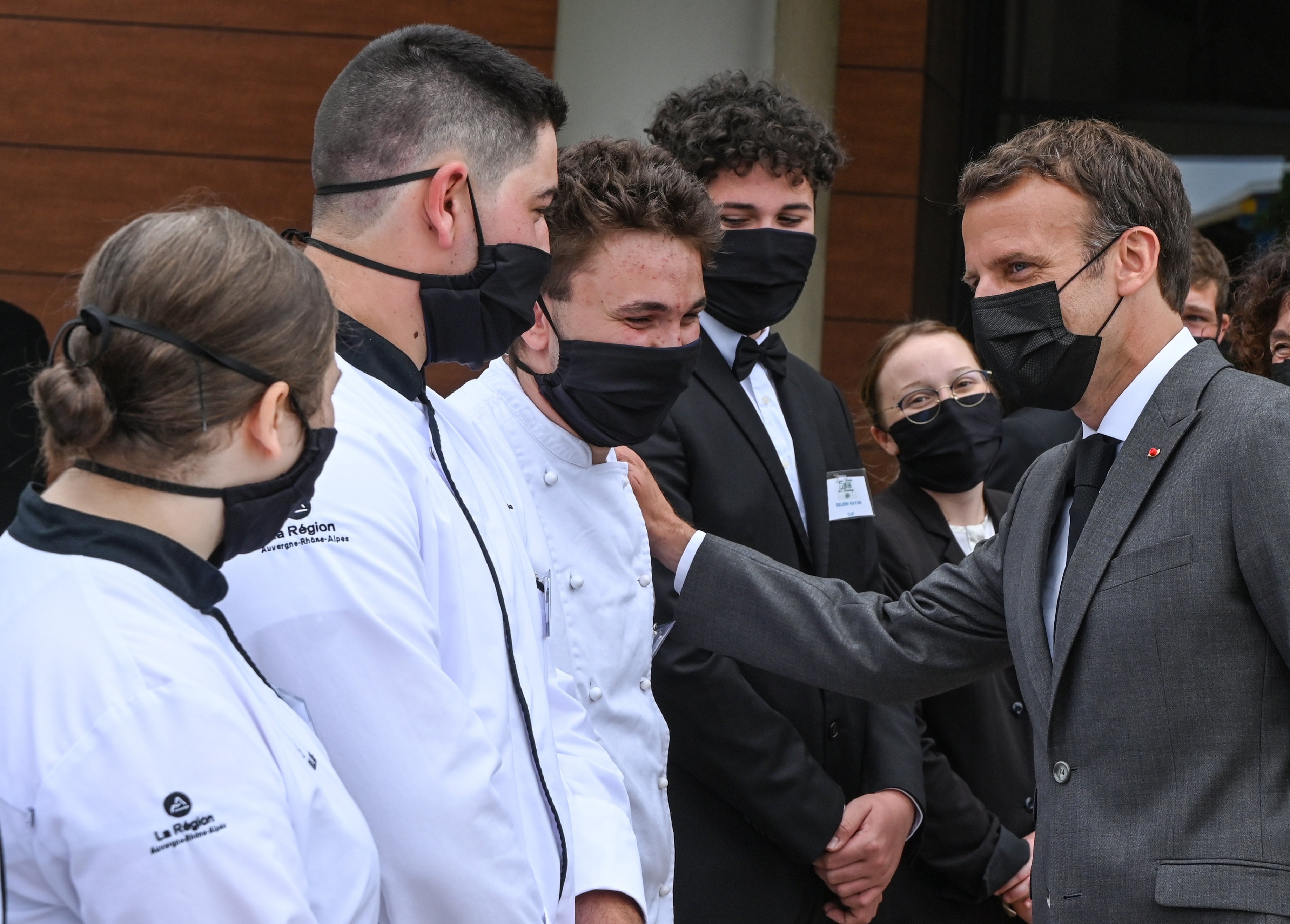 Macron recibe una bofetada en la cara en plena gira