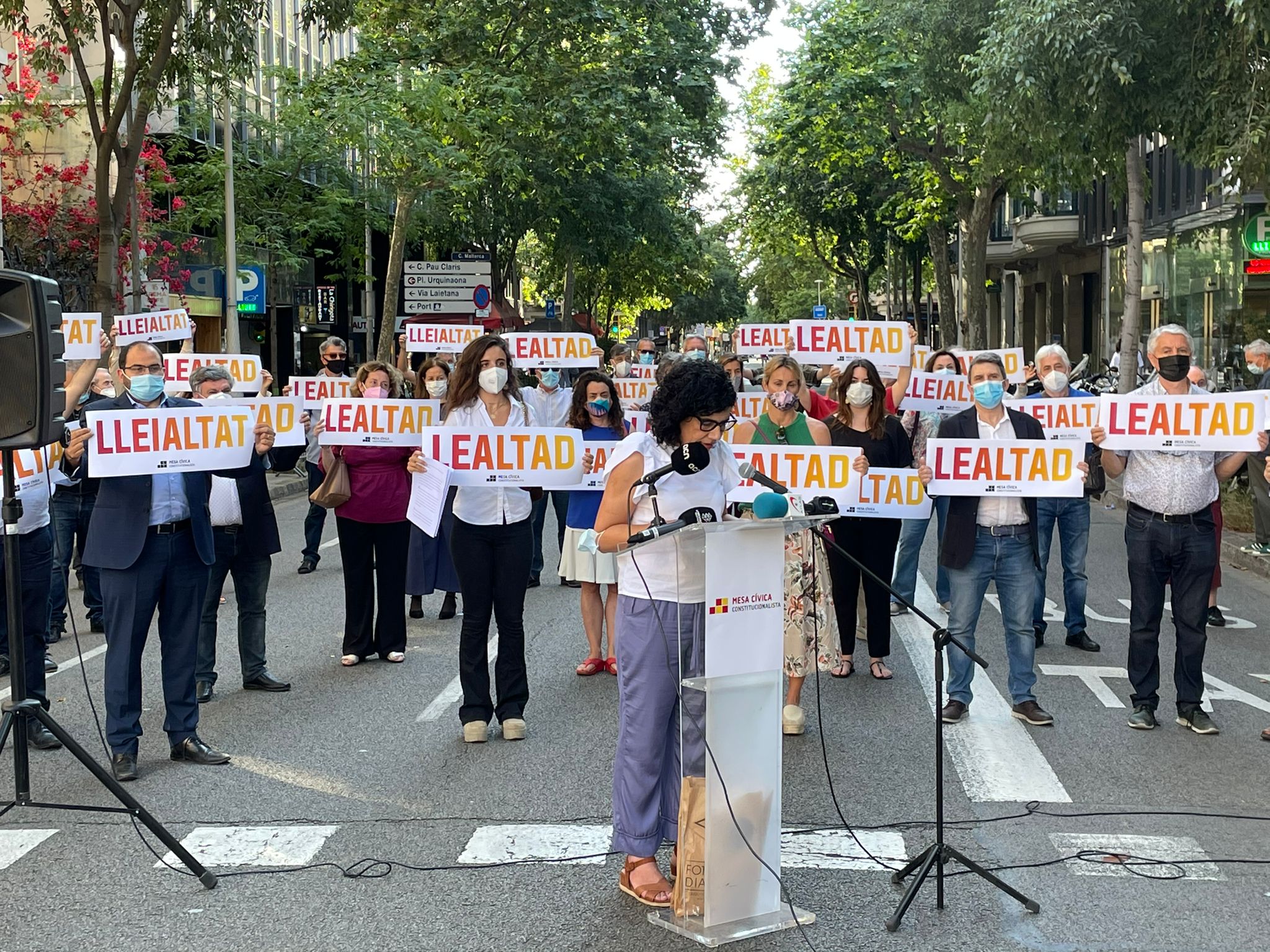 El constitucionalisme aplega unes desenes de persones contra els indults