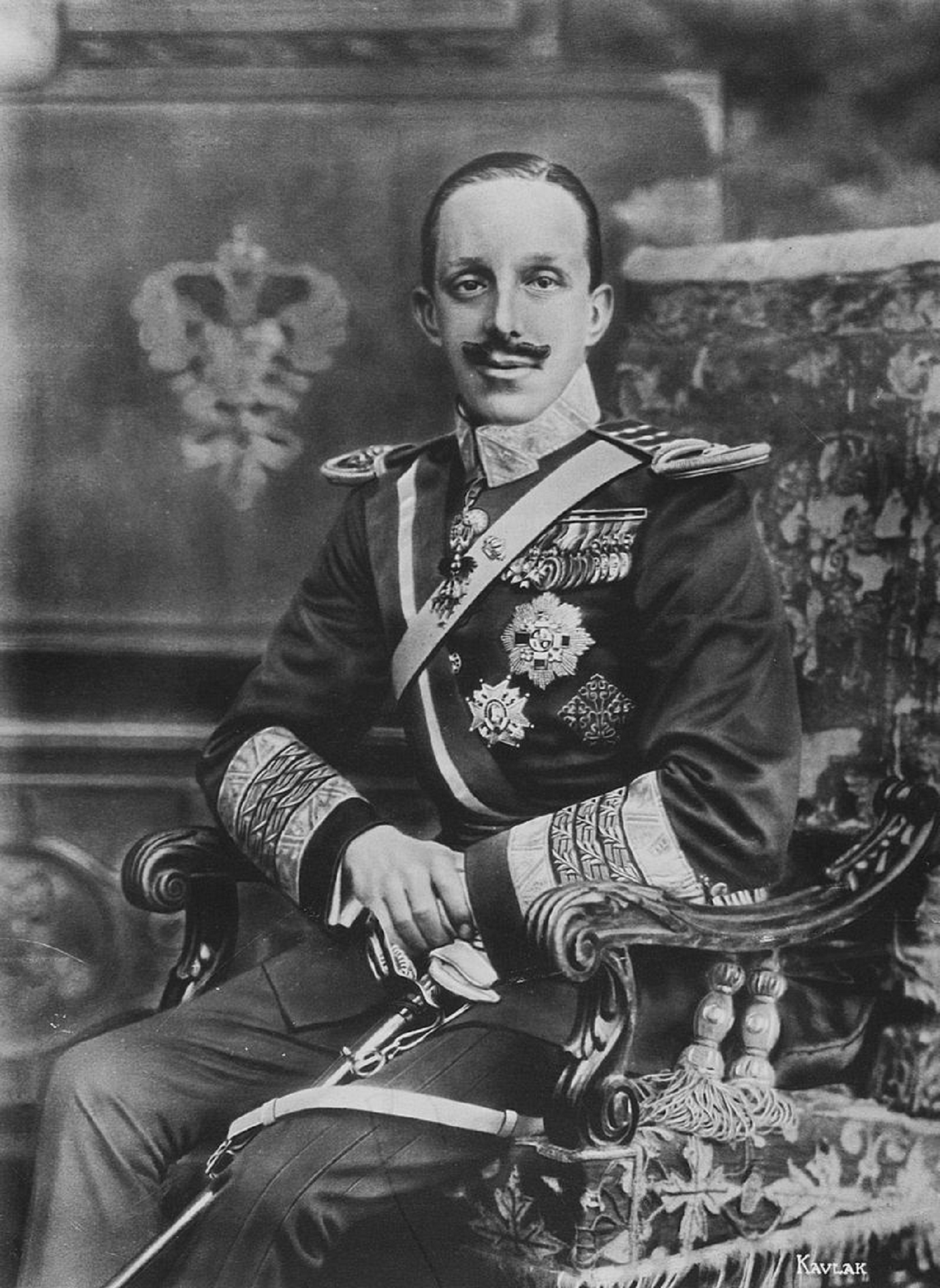 Alfonso XIII vuelve a Madrid después de sufrir un atentado frustrado en París