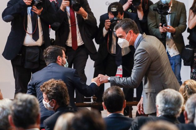 Pere Aragonès Pedro Sanchez saludo puño Medalla FOMENT Godó - Montse Giralt