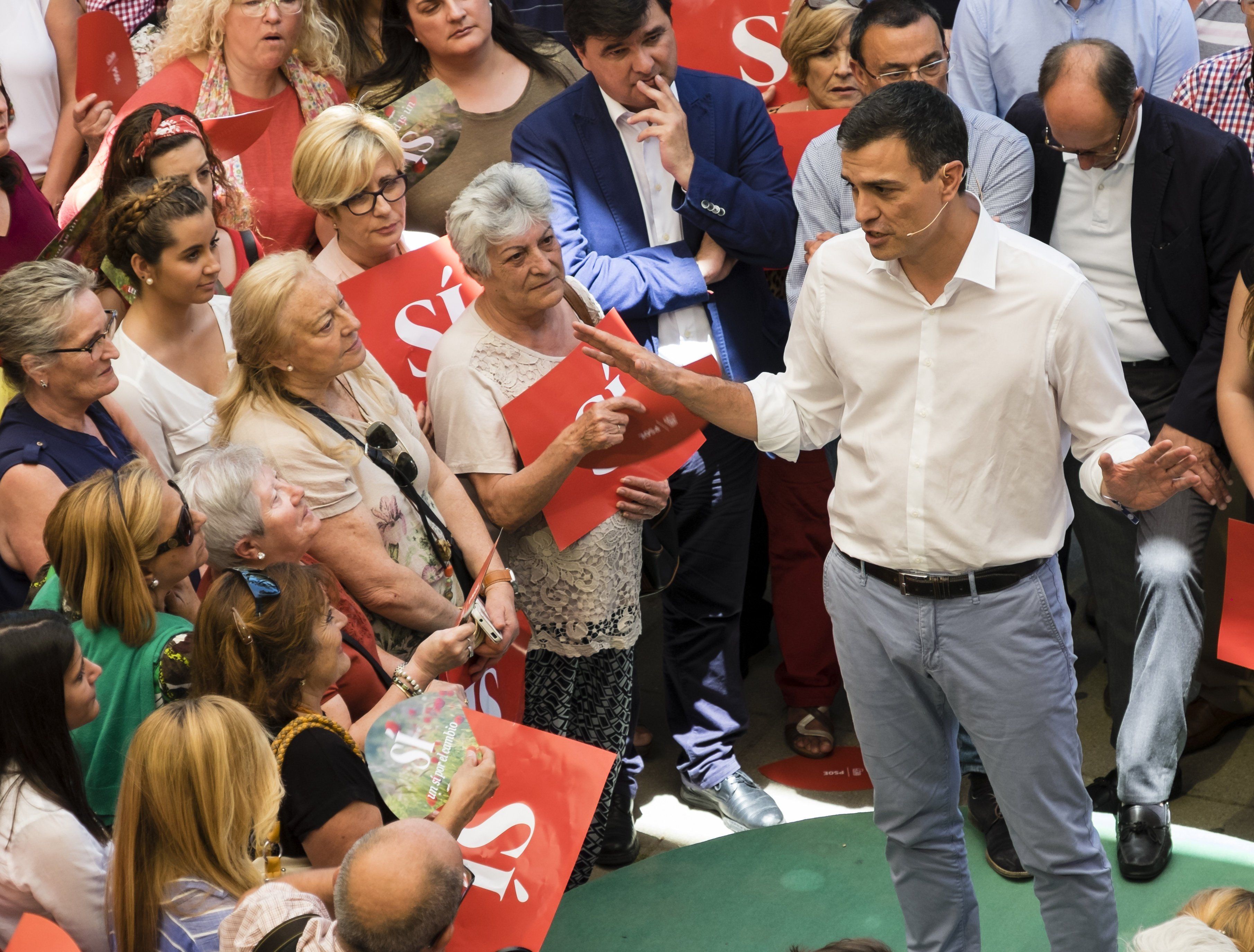 Sánchez es llançarà al 'porta a porta' per esmorteir el 'sorpasso' d'Unidos Podemos