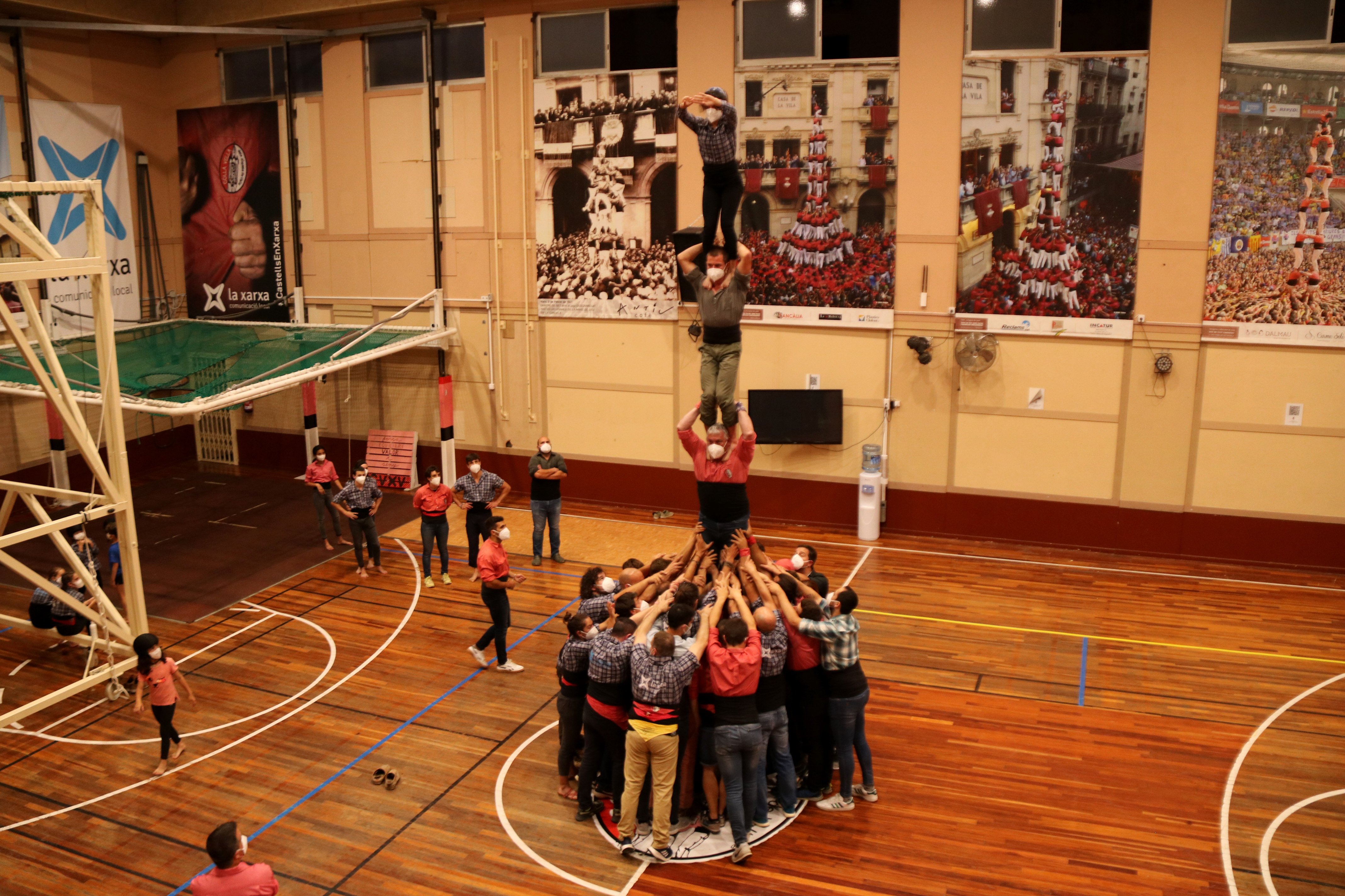 Castellers aprieta vieja niños valles ACN / Mar Rovira