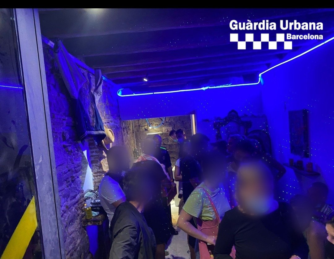 GUARDIA URBANA FIESTA BARCELONA COVID BARRIO BORN