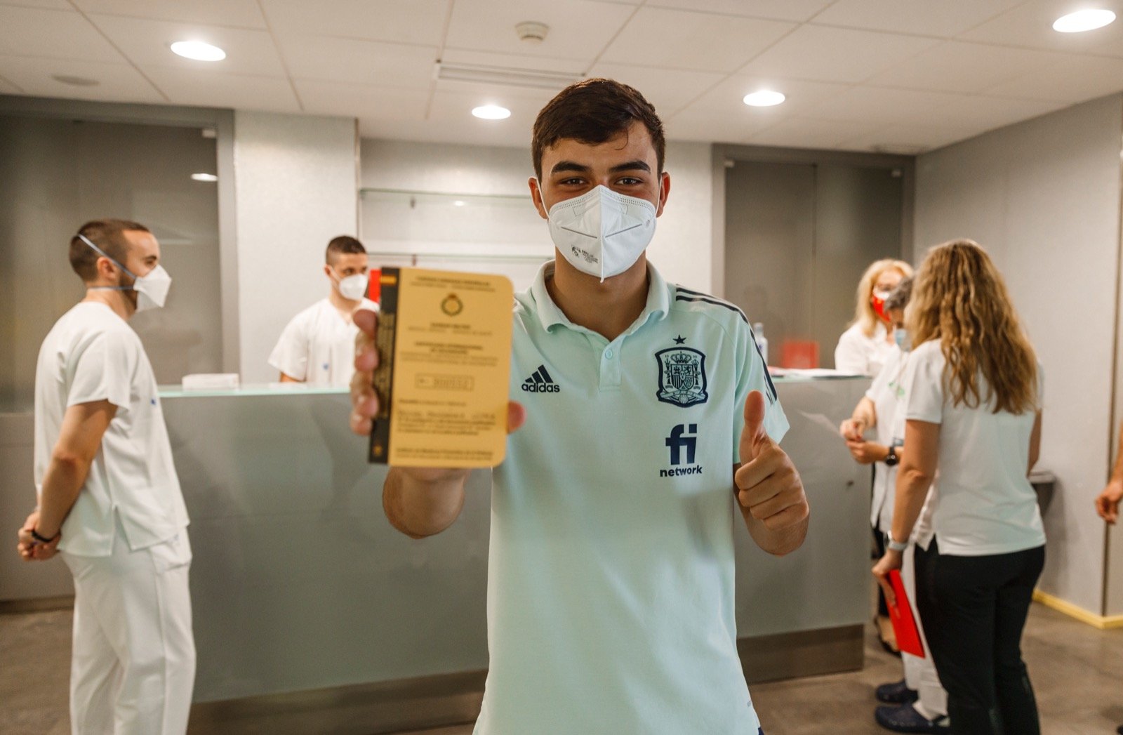 Los jugadores de la selección española reciben la vacuna contra la Covid
