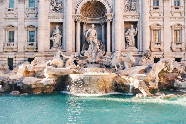 fontana di trevi unsplash