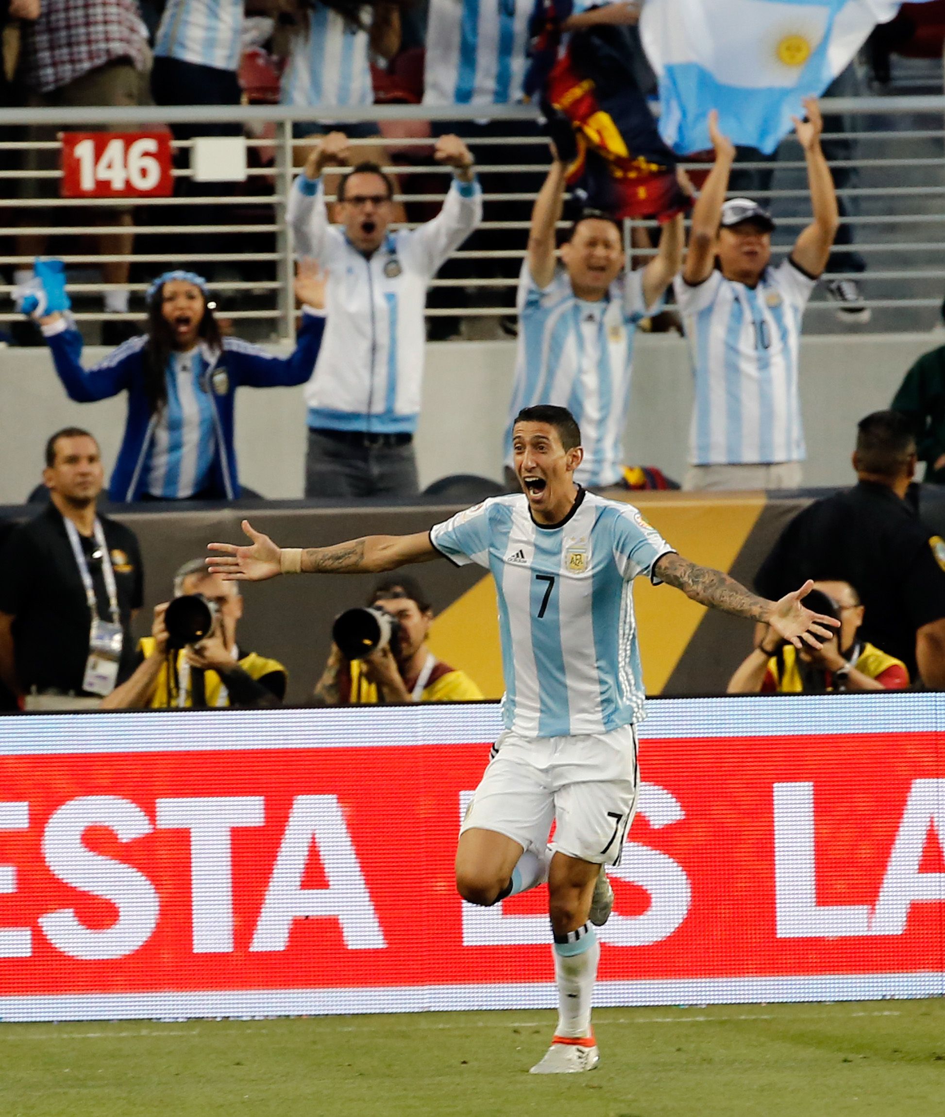 Argentina gana a Chile con Messi de espectador