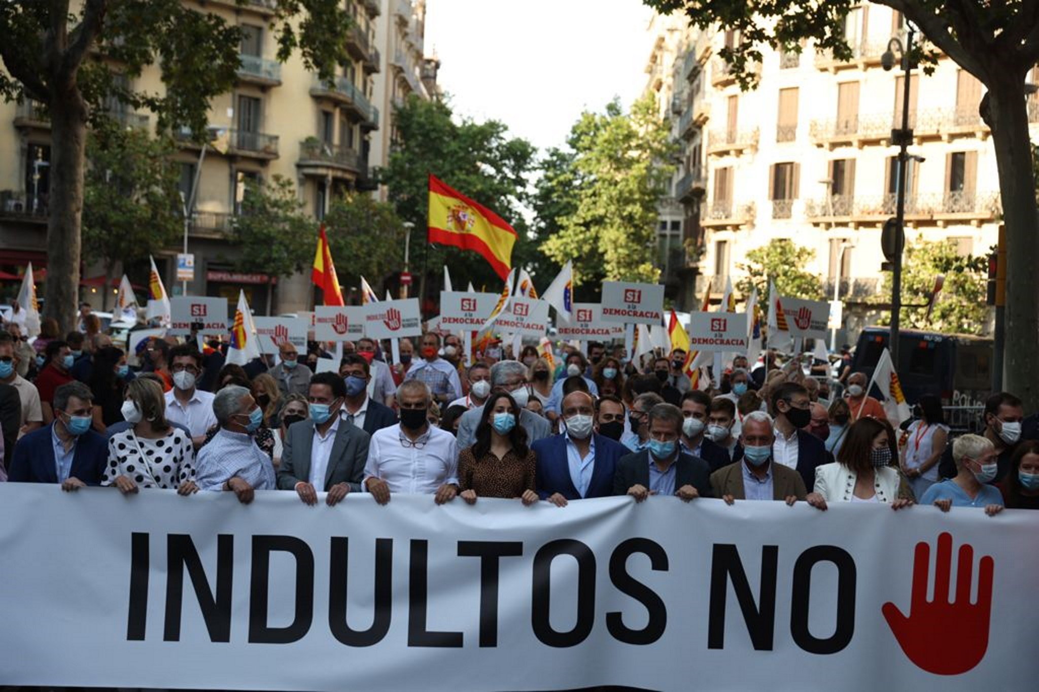 Manifestación indultos españolista barcelona pancarta 