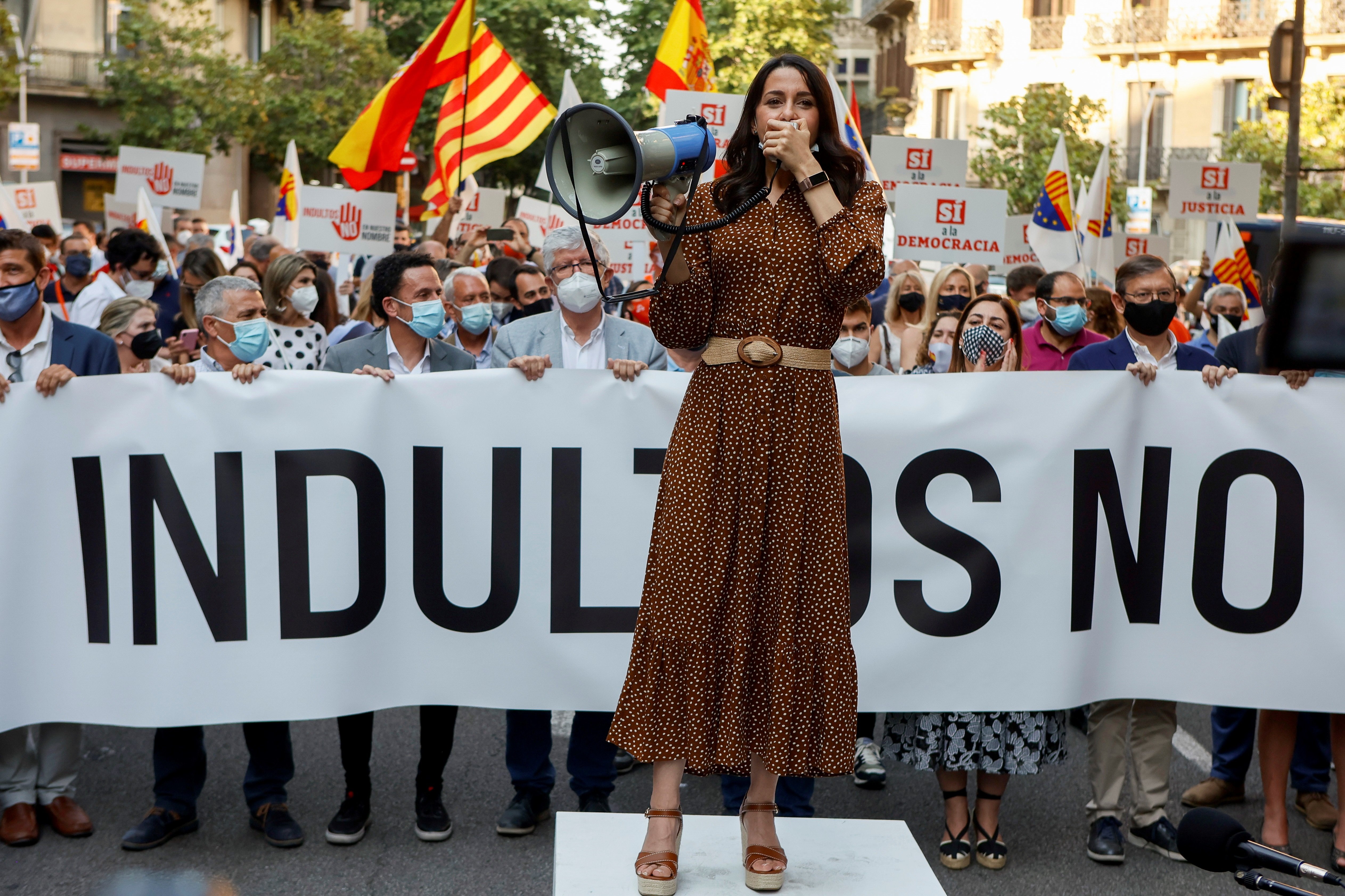 Arrimadas, irritada por la visita de Aragonès a Puigdemont: "Rendido a un huido"
