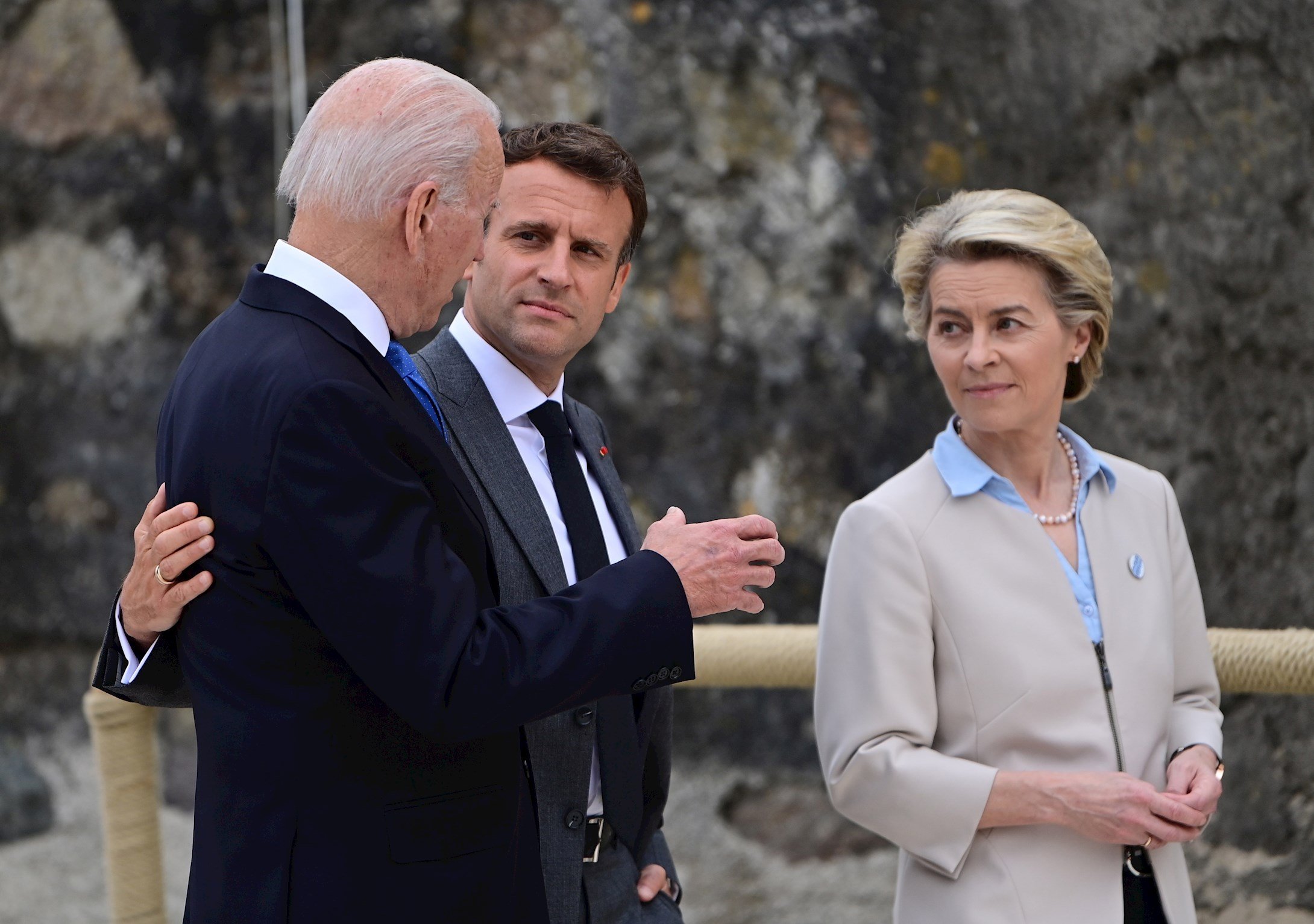 Joe Biden, Emmanuele Macron i Úrsula von der Leyen cabdal G7 juny 2021 Efe
