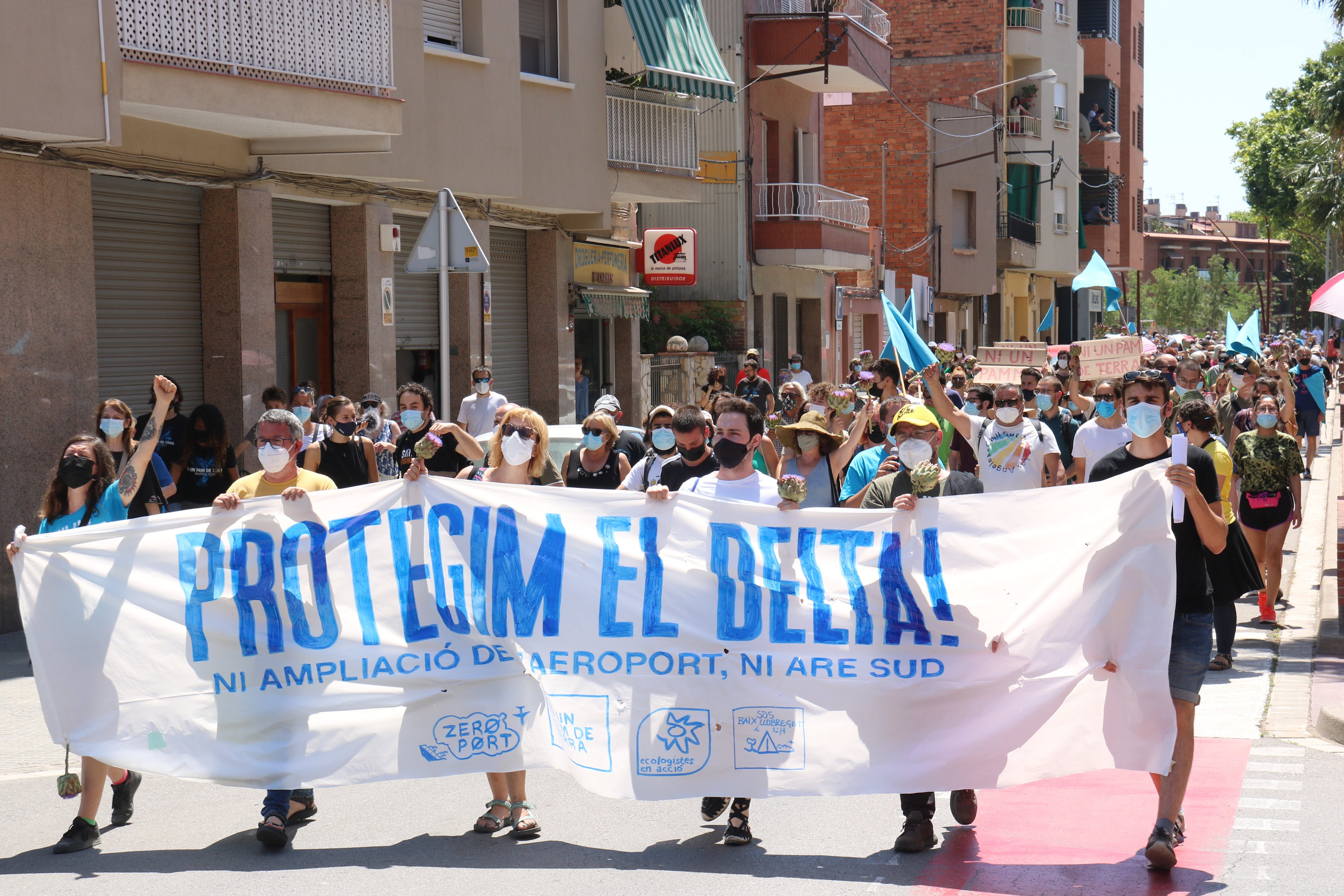 Ecologistas se manifiestan contra la ampliación del aeropuerto de El Prat