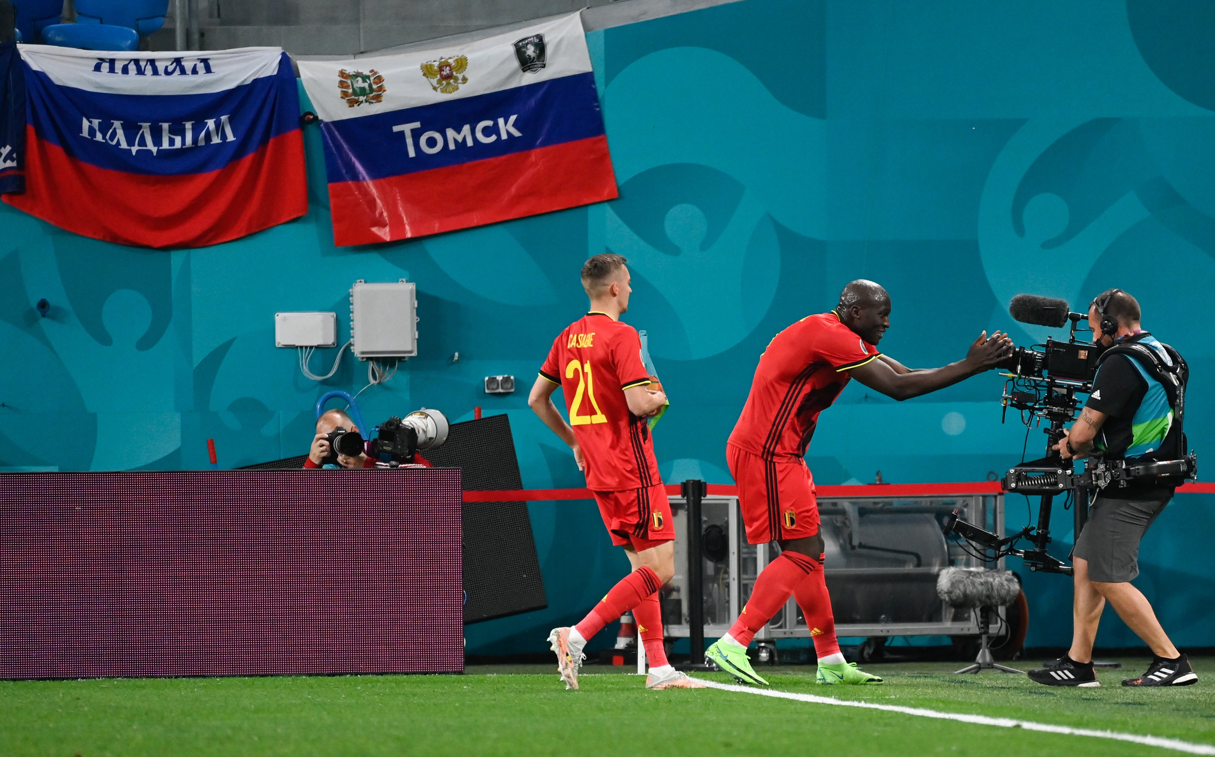 Bélgica vence sin problemas a Rusia (3-0), con dedicatoria para Eriksen