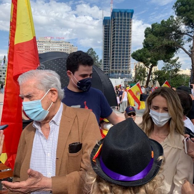 Vargas Llosa y Cayetana Alvarez de Toledo Manifestacion Colono Nicolas tomas 2