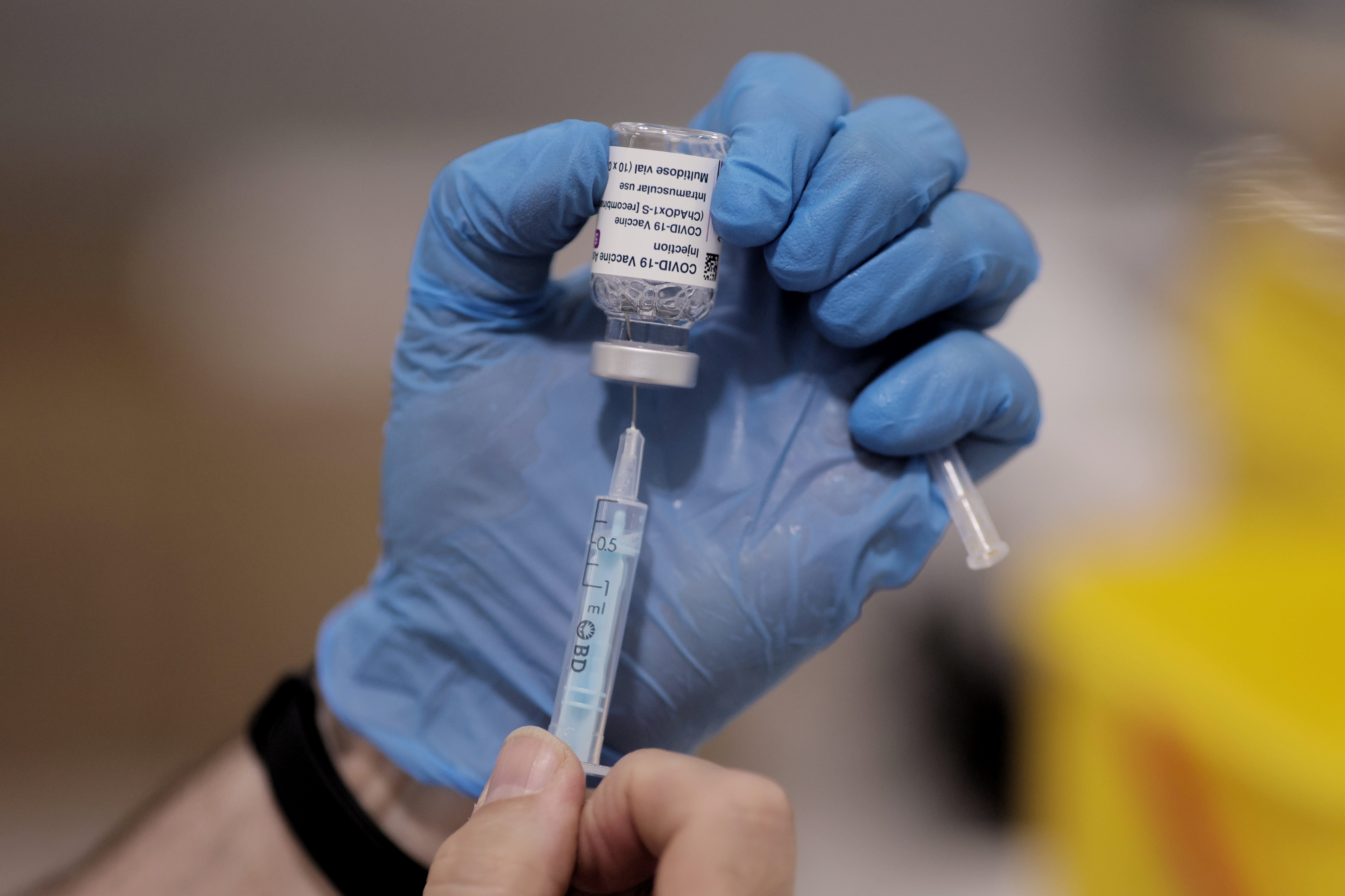 Un alto cargo de la EMA cuestiona vacunar con AstraZeneca mayores de 60 años