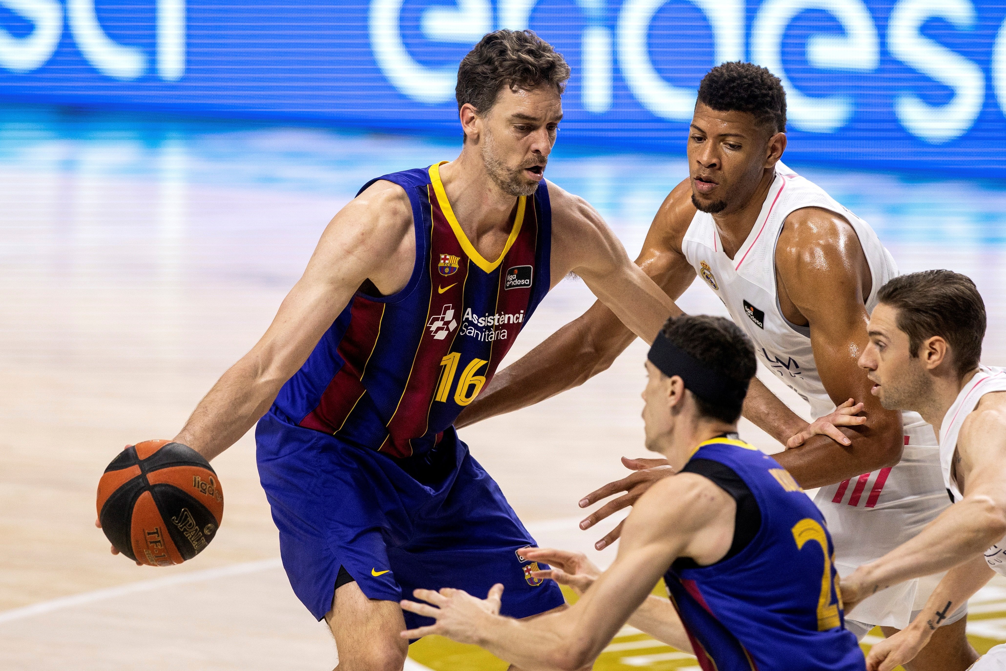 El Barça brilla en Madrid para encarrilar la final de la ACB (75-89)