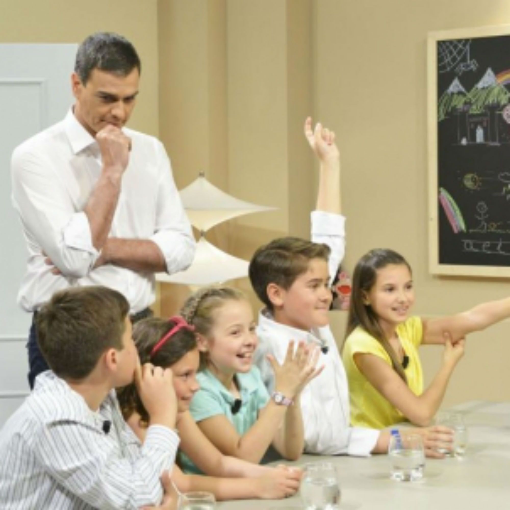 Sánchez, a los niños: "Catalunya es una amiga que no quiere seguir en el grupo"