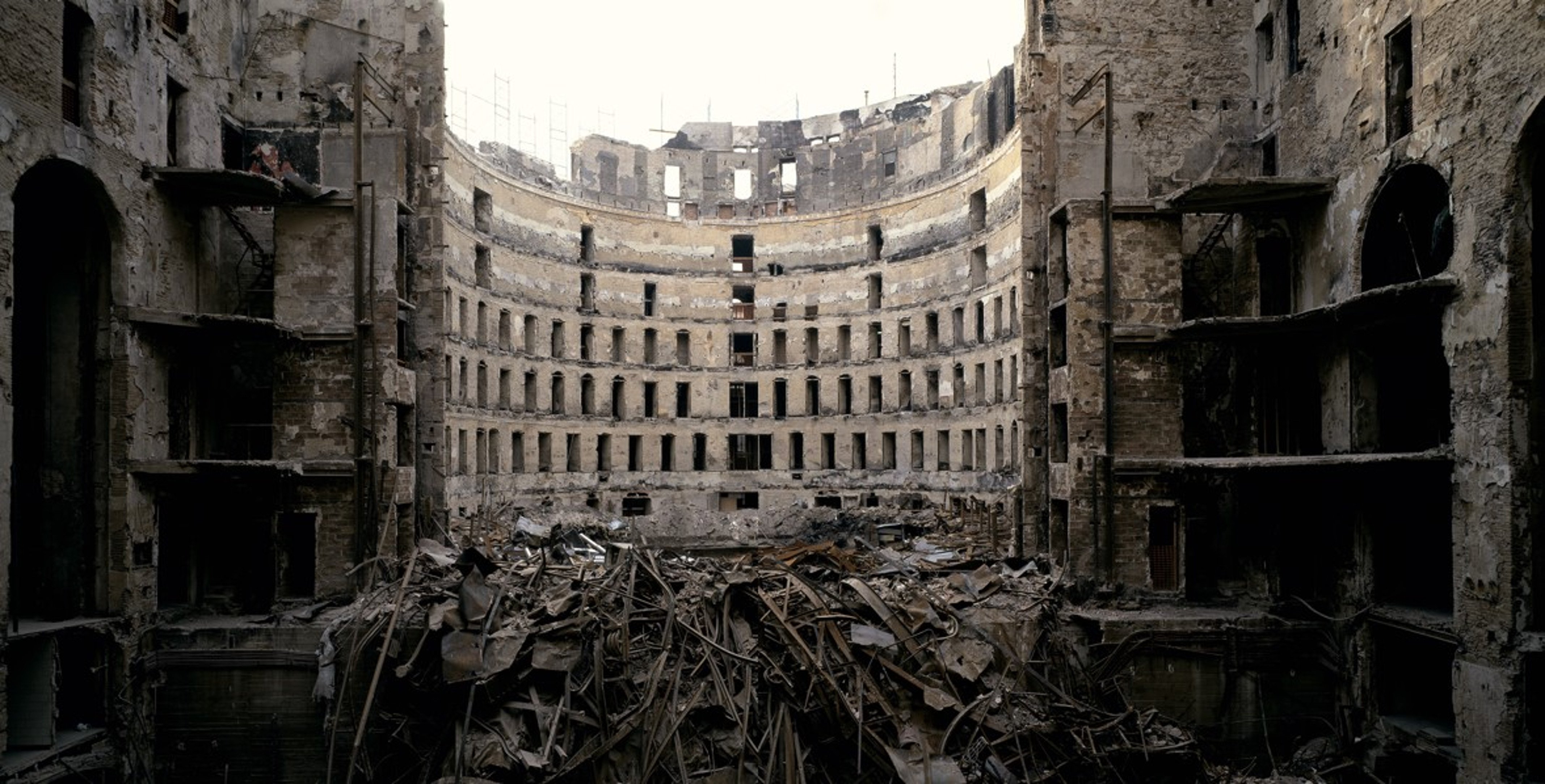 Muere a los 70 años Ferran Freixa, el fotógrafo del Liceu en ruinas