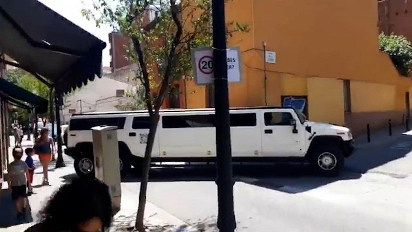 Caos de tráfico estilo Colau: una limusina se encalla en Sant Andreu