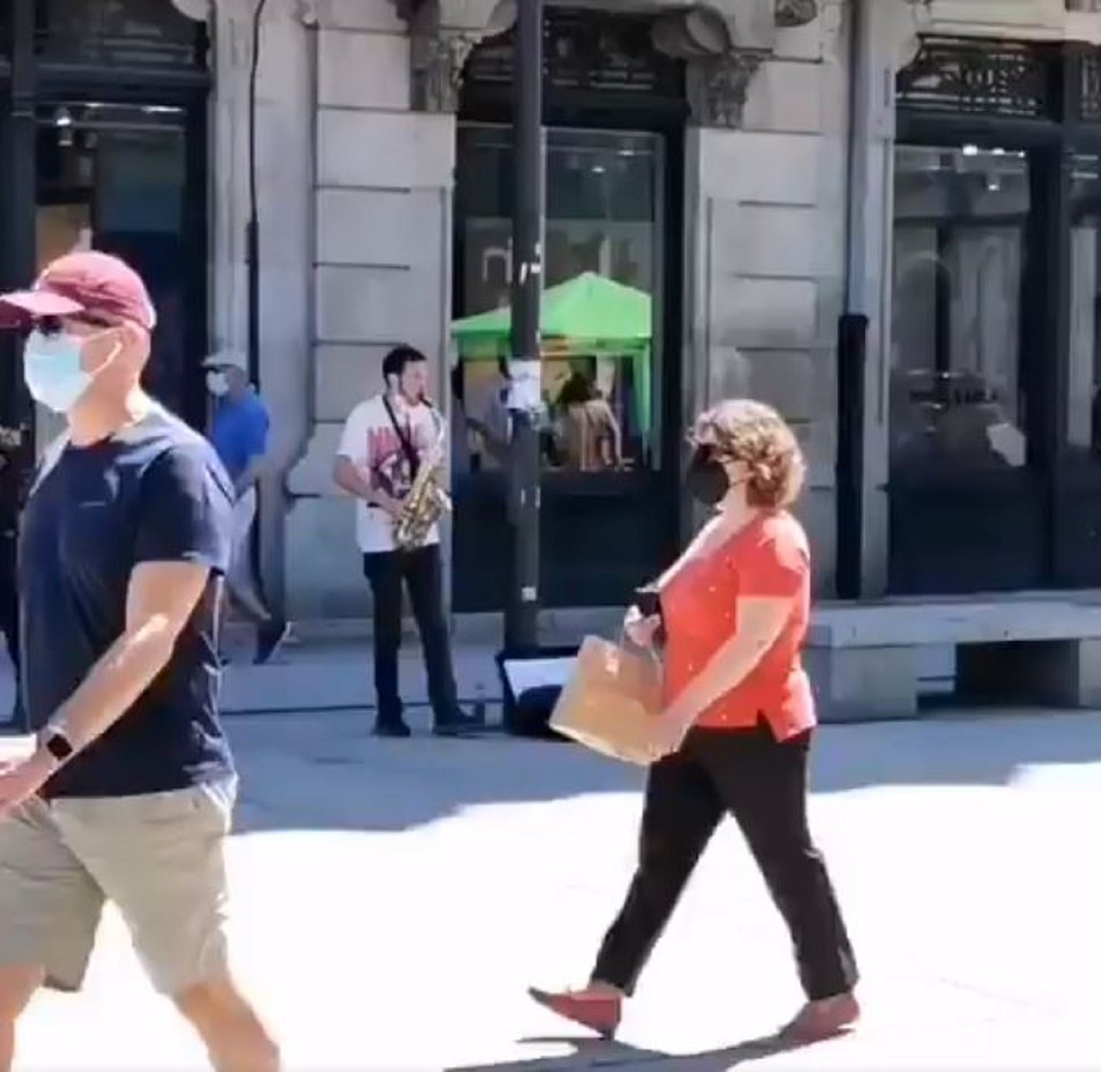 El gesto viral de un músico al ver una mesa de Vox en la calle en la que tocaba