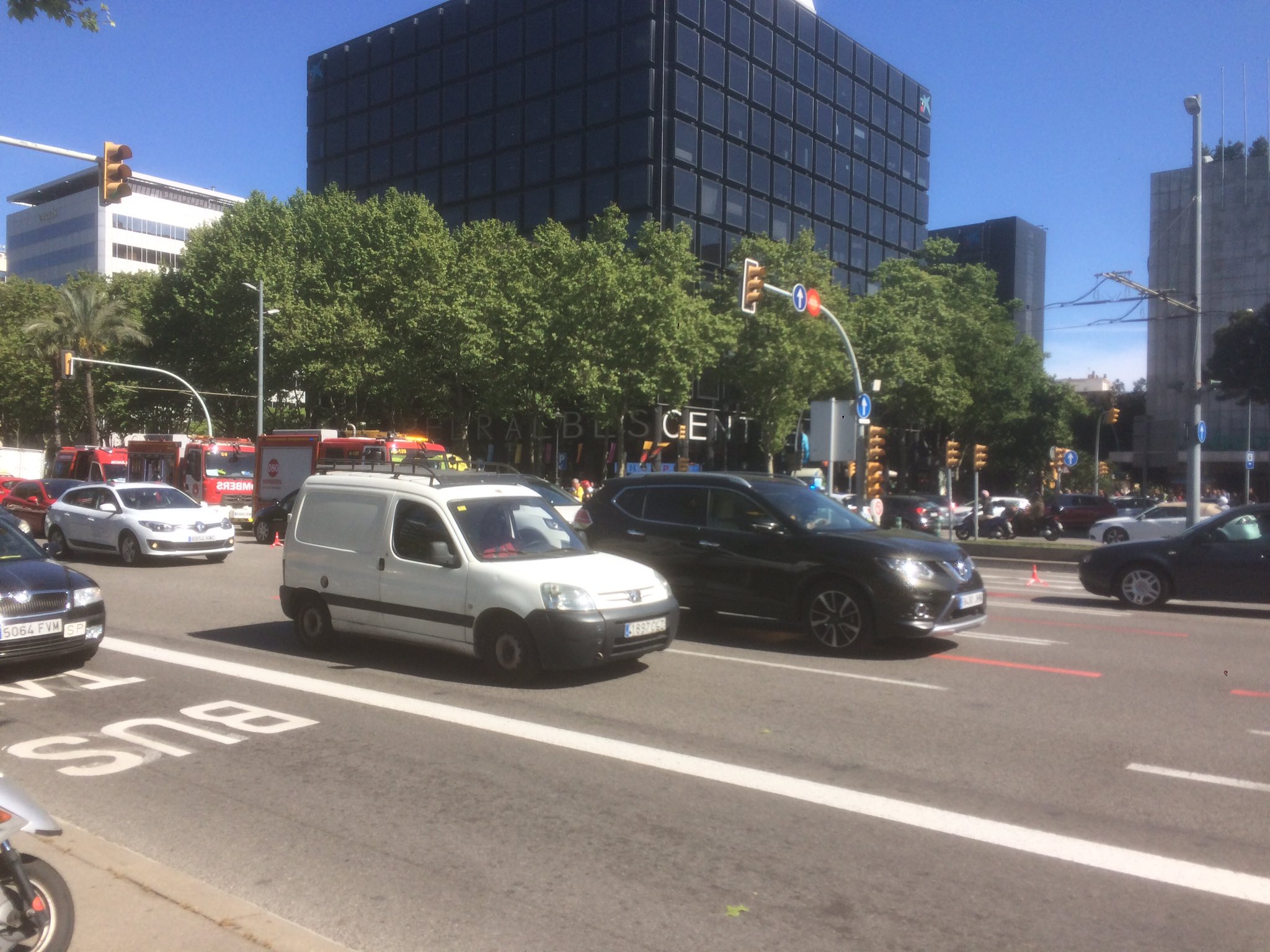 Un choque entre un coche y un tranvía obliga a cortar la Diagonal durante 45 minutos