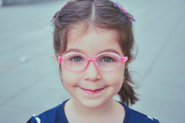 niña gafas unsplash