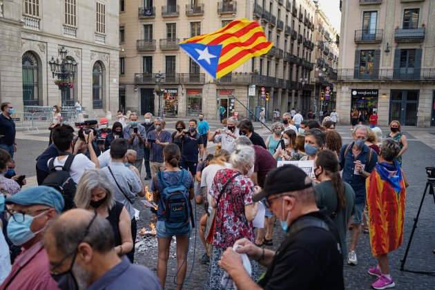 Quema fotos Rei Catalunya / Pau de la Calle