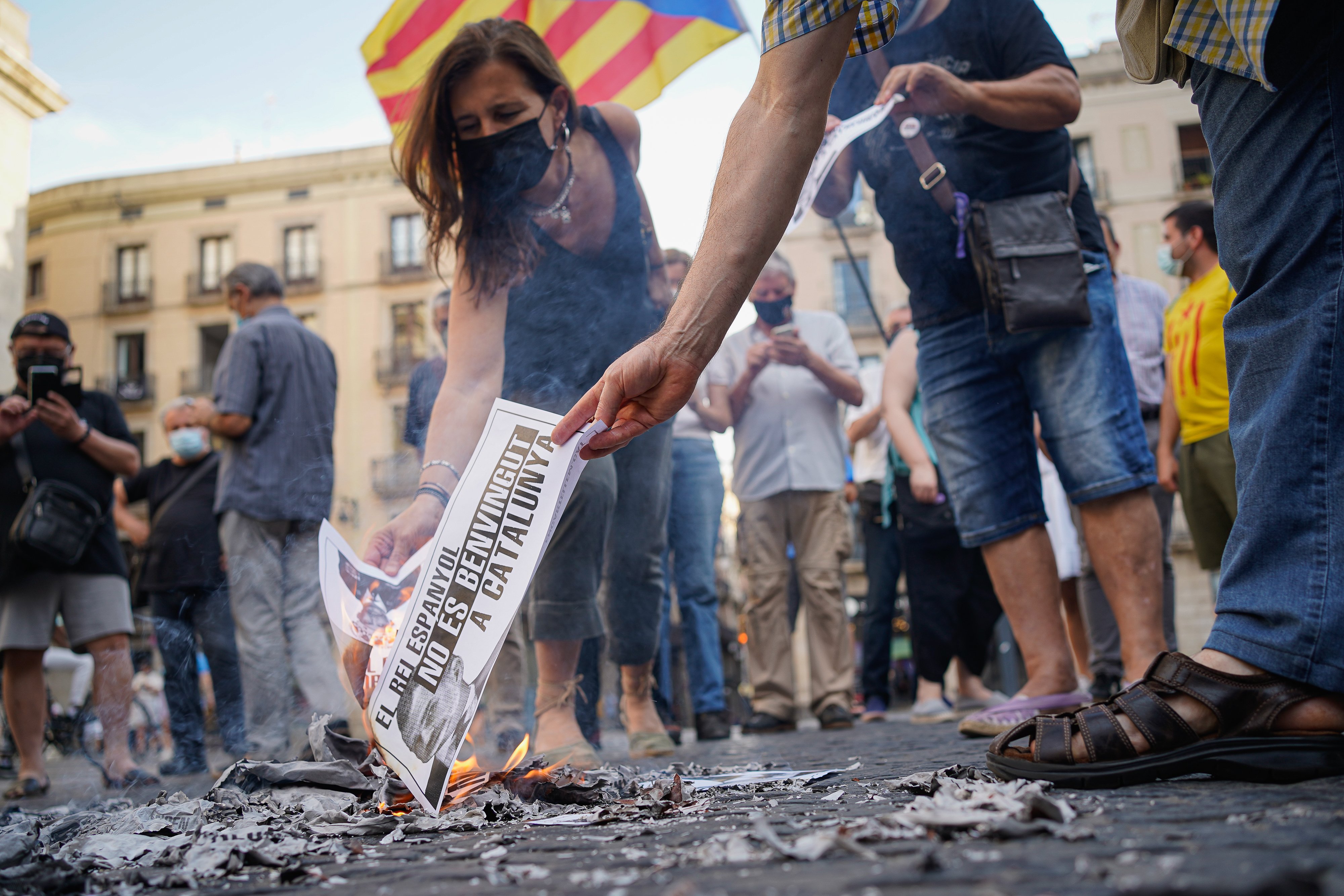 Quema masiva de fotos de Felipe VI en Catalunya en vísperas de su visita
