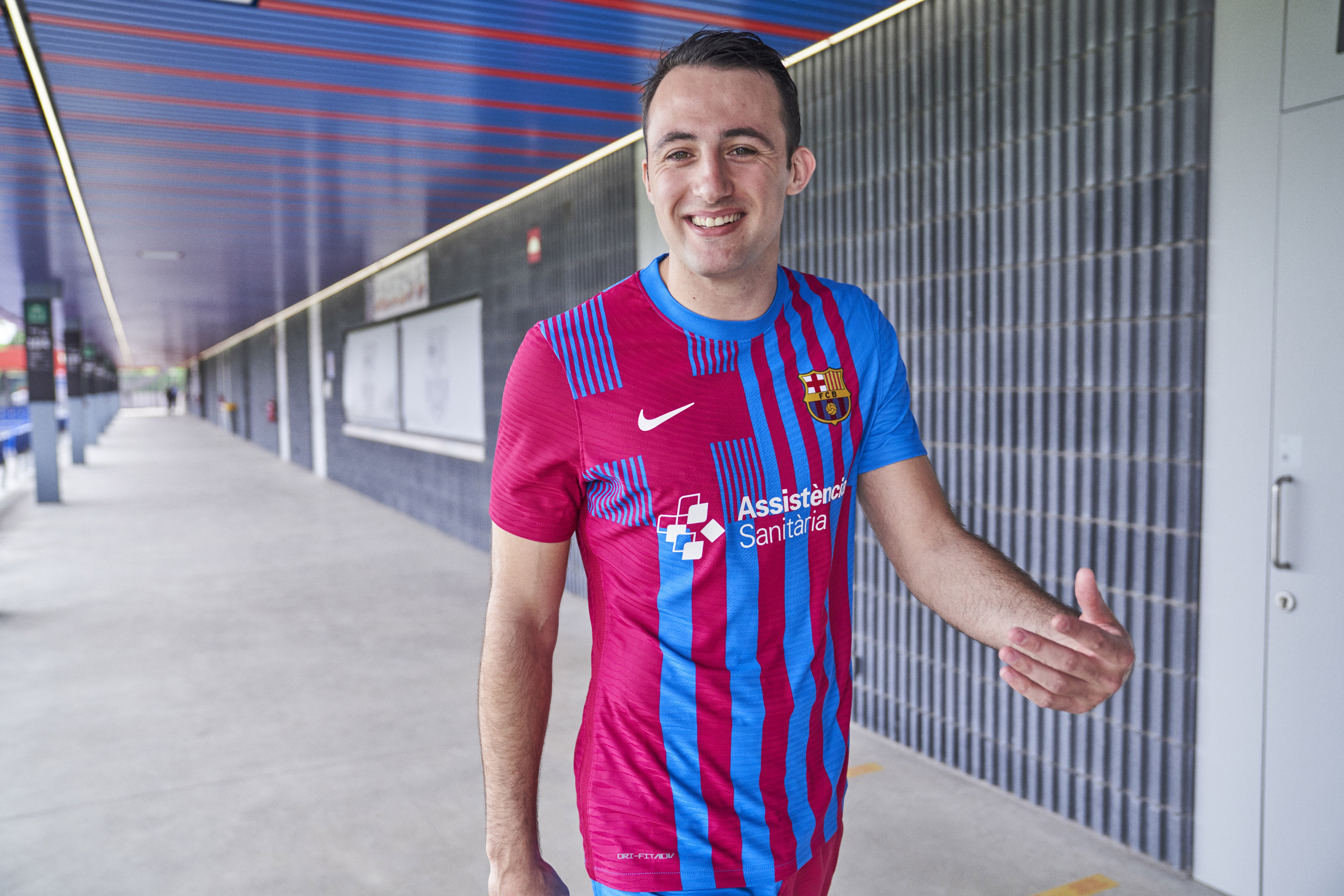 Aitor Ariño con la nueva camiseta del Barça