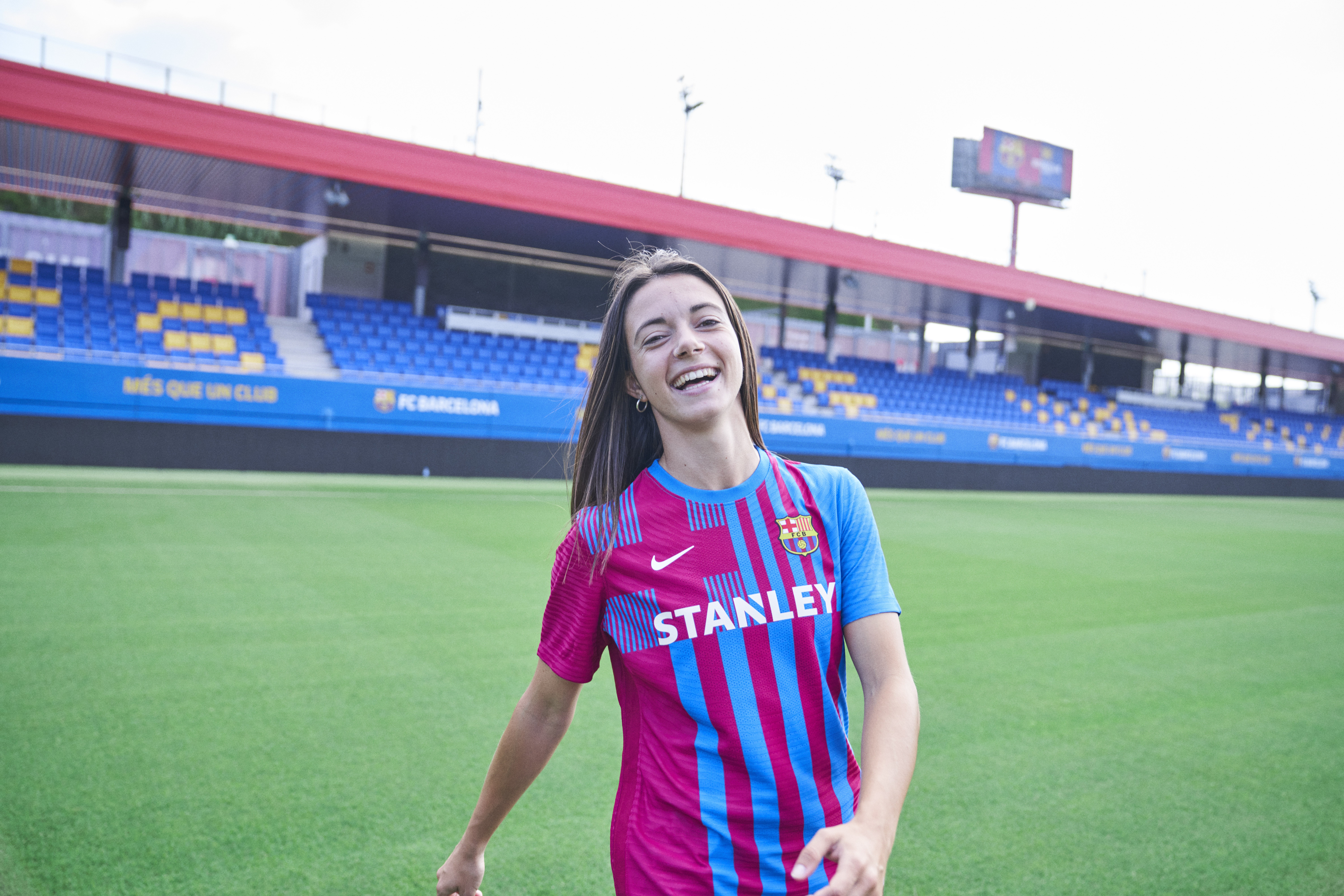 Aitana Bonmatí con la nueva camiseta del Barça