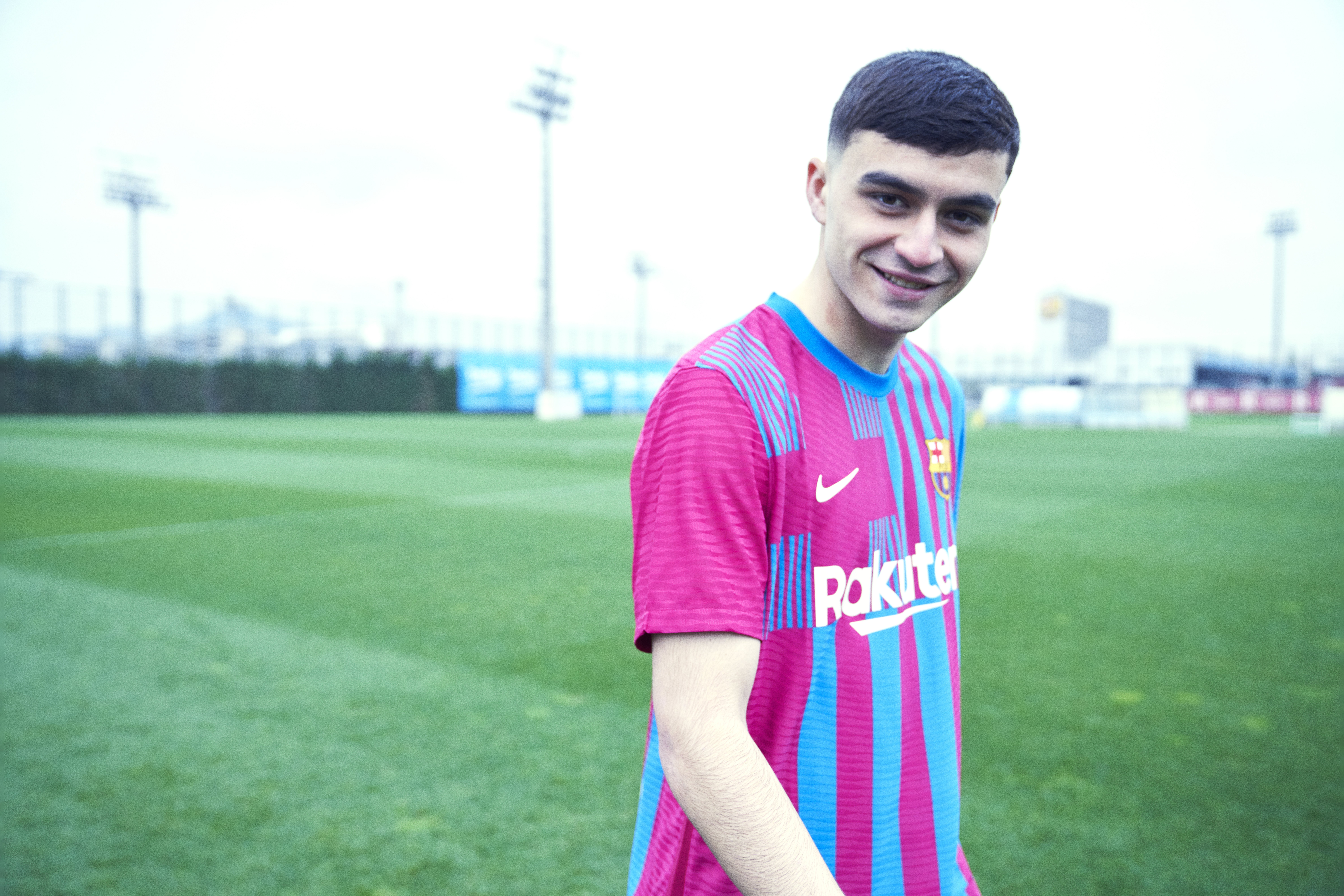 Pedri con la nueva camiseta del Barça