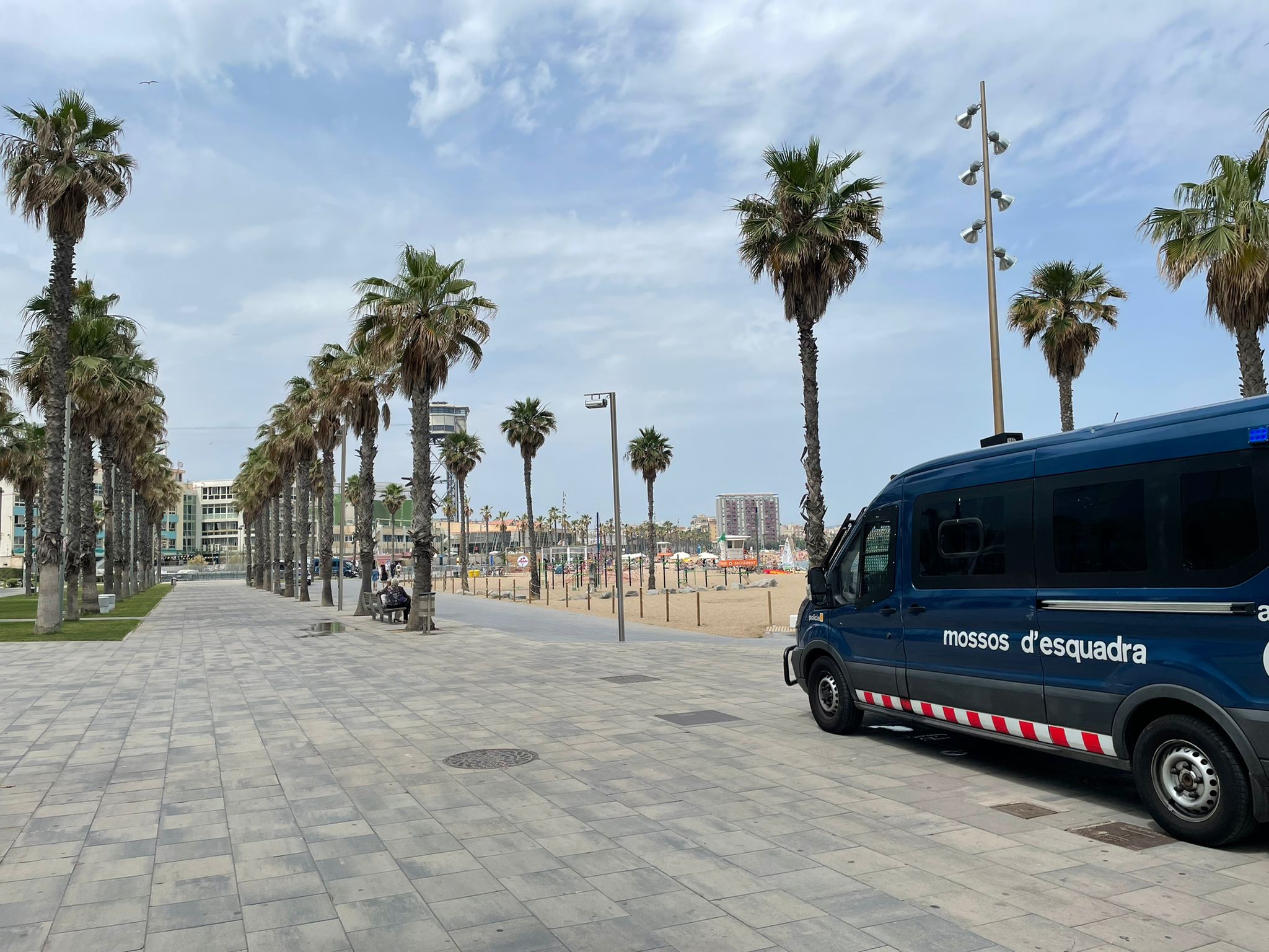 Los Mossos blindan la playa de San Sebastià por la presencia del rey