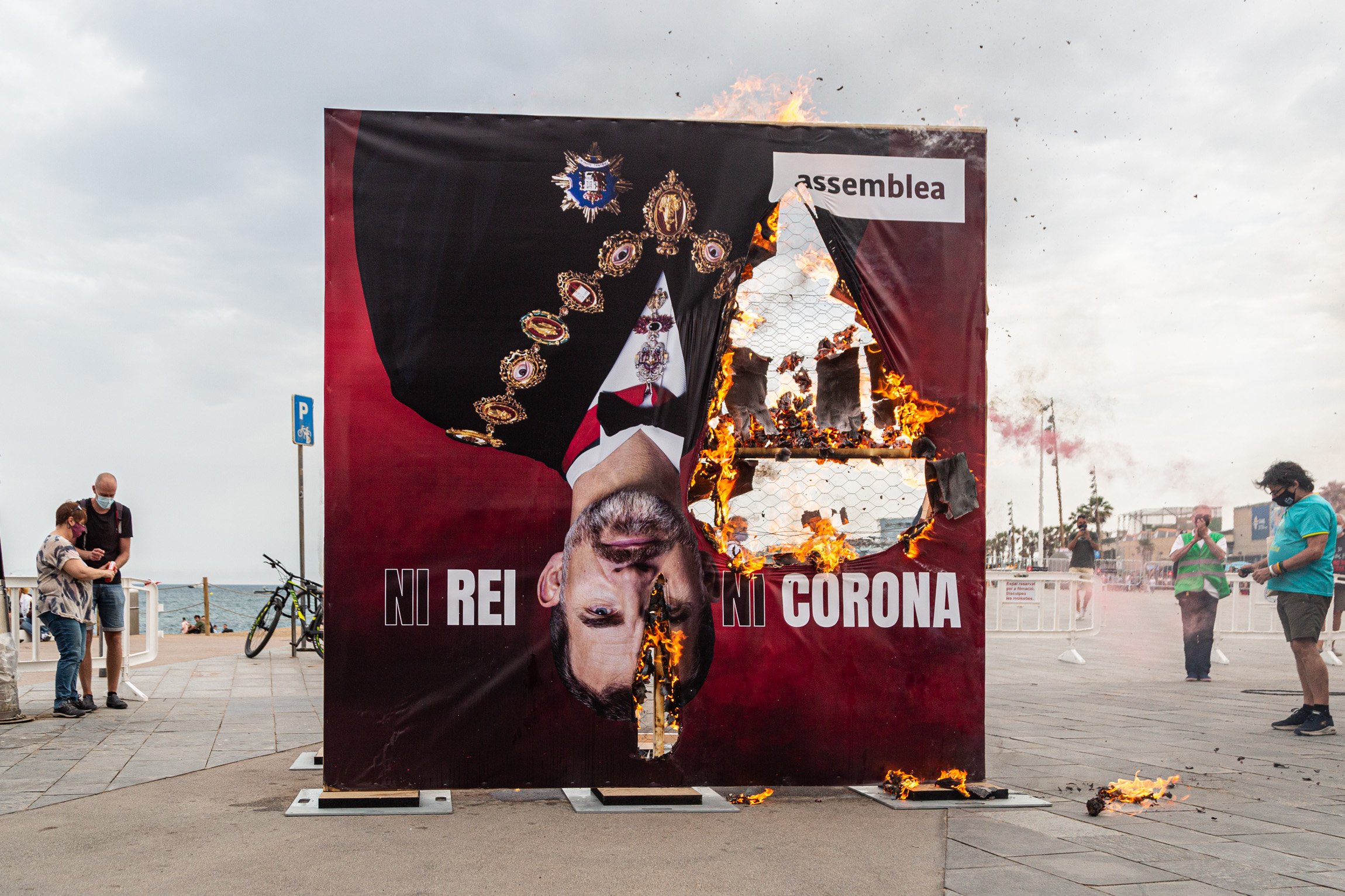 La ANC recibe a Felipe VI quemando un retrato suyo y avisa a los partidos