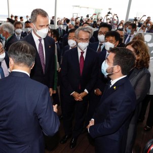 Catalan leader greets Spanish king coldly; monarch suggests a photo