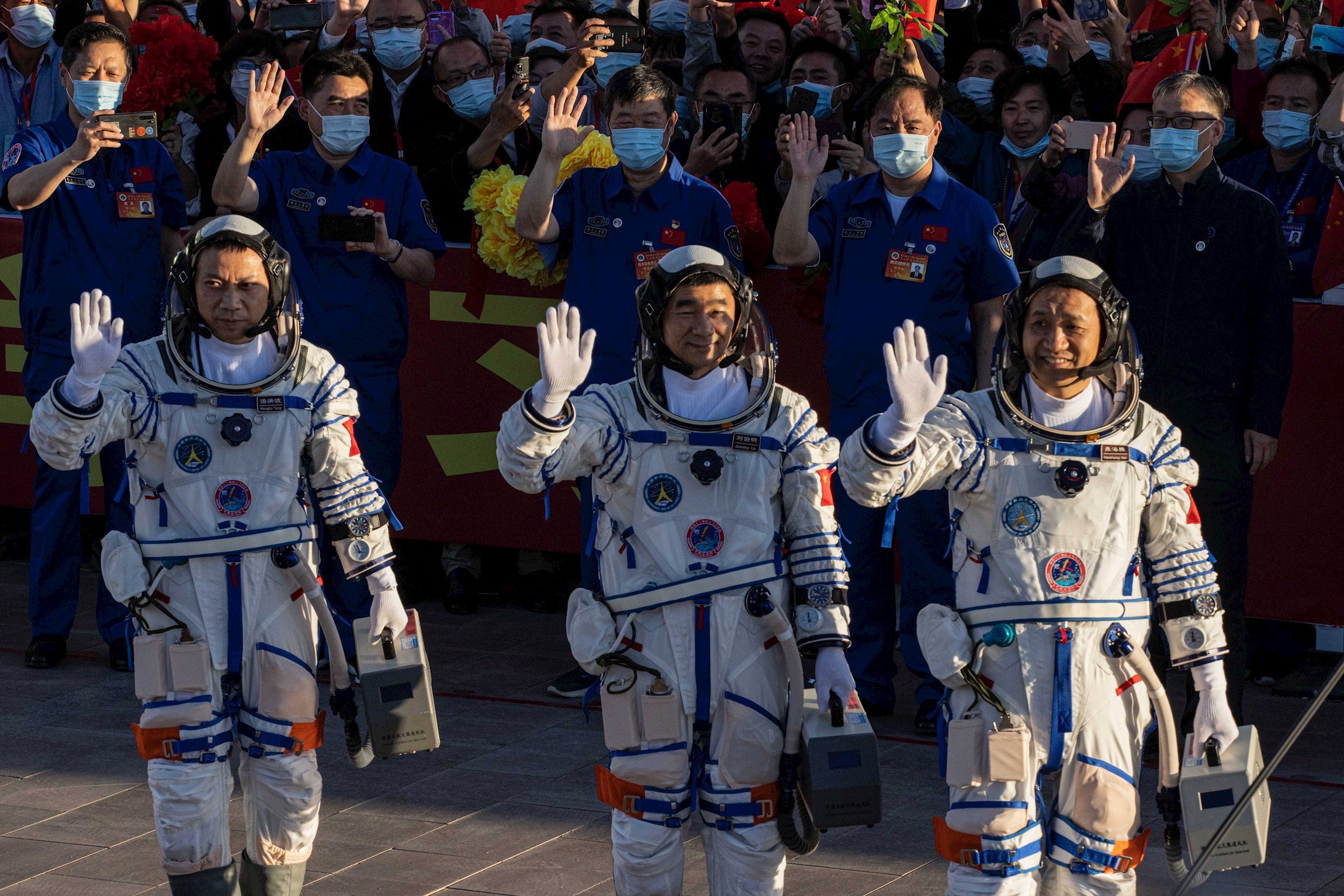 China lanza con éxito la nave espacial tripulada Shenzhou-12